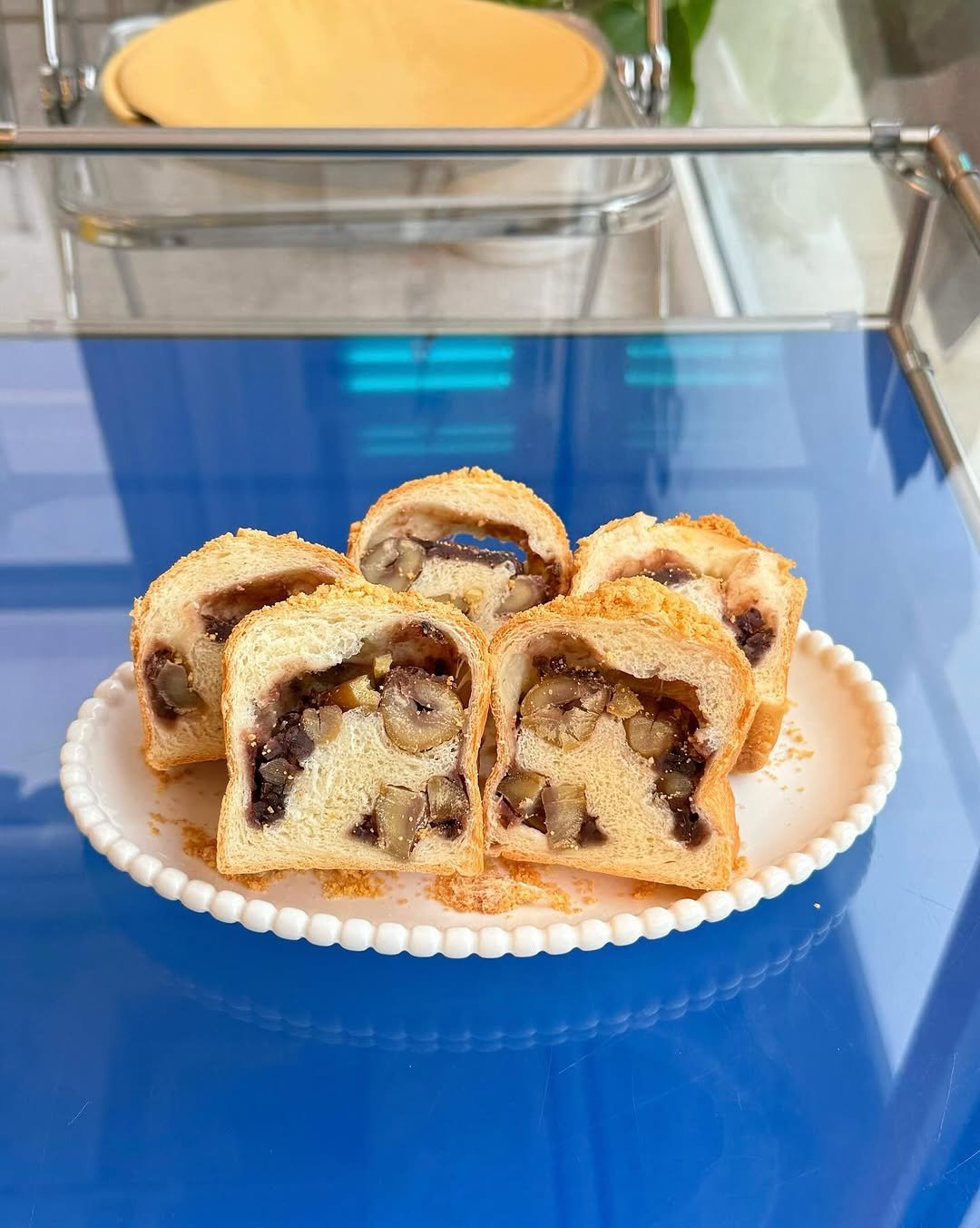 Photo by 오늘의 꾸움 / 𝘛𝘖𝘋𝘈𝘠 '𝘚 𝘋𝘙𝘌𝘈𝘔  남양읍 베이커리 맛집 on September 18, 2025. May be an image of babka, raisin, pastry and text.