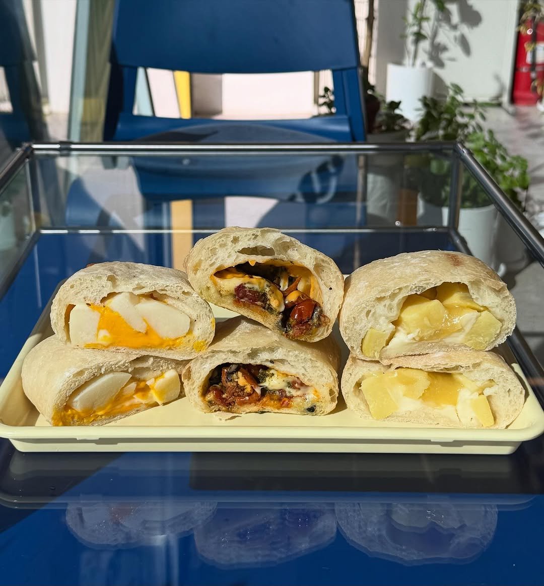 Photo by 오늘의 꾸움 / 𝘛𝘖𝘋𝘈𝘠 '𝘚 𝘋𝘙𝘌𝘈𝘔  남양읍 베이커리 맛집 on November 11, 2025. May be an image of baguette, club sandwich, turnover, buns, mango and text.