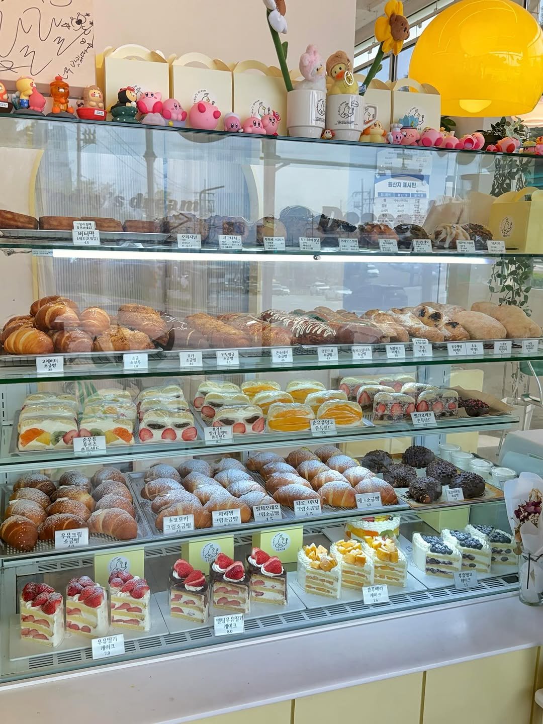 Photo by 오늘의 꾸움 / 𝘛𝘖𝘋𝘈𝘠 '𝘚 𝘋𝘙𝘌𝘈𝘔  남양읍 베이커리 맛집 on April 18, 2026. May be an image of eclair and text.