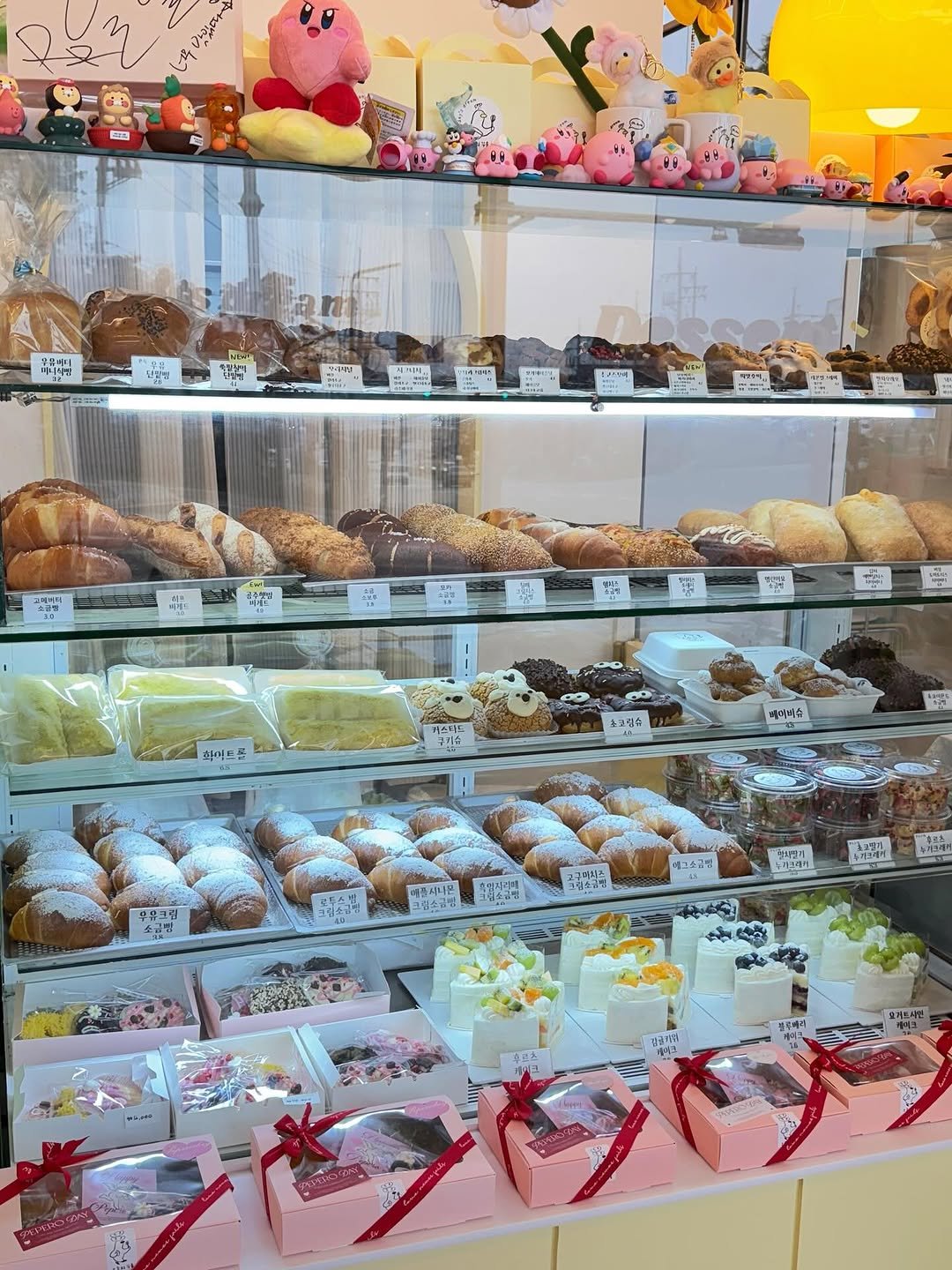 Photo by 오늘의 꾸움 / 𝘛𝘖𝘋𝘈𝘠 '𝘚 𝘋𝘙𝘌𝘈𝘔  남양읍 베이커리 맛집 on November 07, 2025. May be an image of bread, eclair, display case and text.