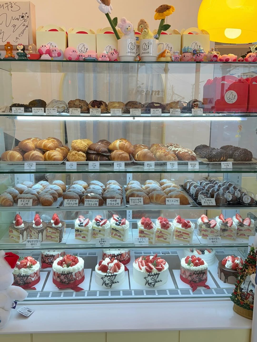 Photo by 오늘의 꾸움 / 𝘛𝘖𝘋𝘈𝘠 '𝘚 𝘋𝘙𝘌𝘈𝘔  남양읍 베이커리 맛집 on December 26, 2025. May be an image of cupcake, display case, eclair and text.