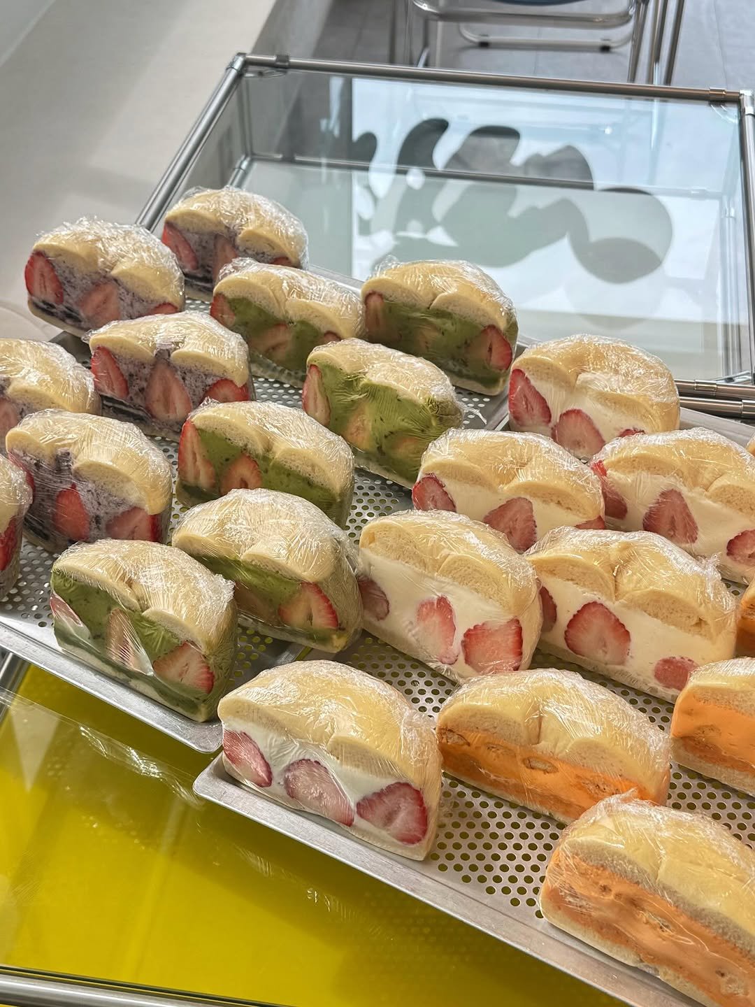 Photo by 오늘의 꾸움 / 𝘛𝘖𝘋𝘈𝘠 '𝘚 𝘋𝘙𝘌𝘈𝘔  남양읍 베이커리 맛집 on April 16, 2026. May be an image of baguette, club sandwich, sushi, sub sandwich, strawberry, buns, bagel and text.