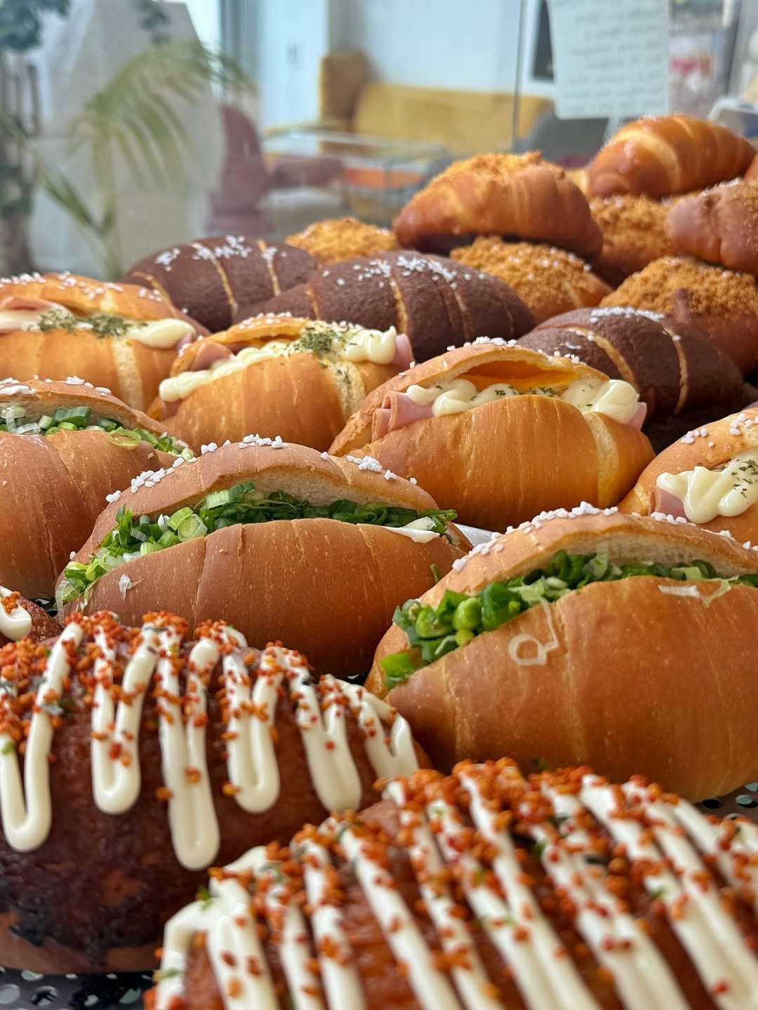 Photo by 오늘의 꾸움 / 𝘛𝘖𝘋𝘈𝘠 '𝘚 𝘋𝘙𝘌𝘈𝘔  남양읍 베이커리 맛집 on April 14, 2026. May be an image of babka, turnover, cinnamon roll, croissant, buns, bagel and text.