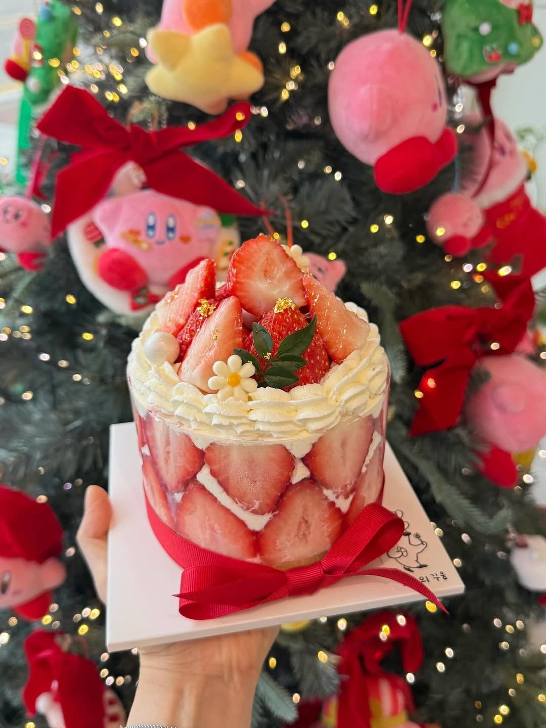 Photo by 오늘의 꾸움 / 𝘛𝘖𝘋𝘈𝘠 '𝘚 𝘋𝘙𝘌𝘈𝘔  남양읍 베이커리 맛집 on December 18, 2025. May be an image of strawberry, chiffon cake, fruitcake, cheesecake and text that says '의꾸움'.