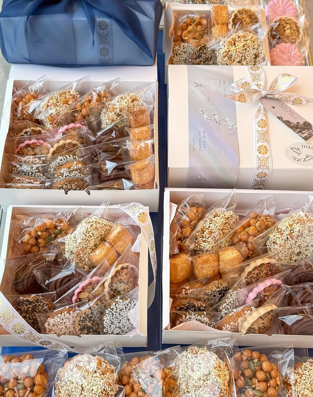 Photo by 오늘의 꾸움 / 𝘛𝘖𝘋𝘈𝘠 '𝘚 𝘋𝘙𝘌𝘈𝘔  남양읍 베이커리 맛집 on September 24, 2025. May be an image of babka, crumbcake and text that says '片.. ችንን ΤΗΑ. nos'.