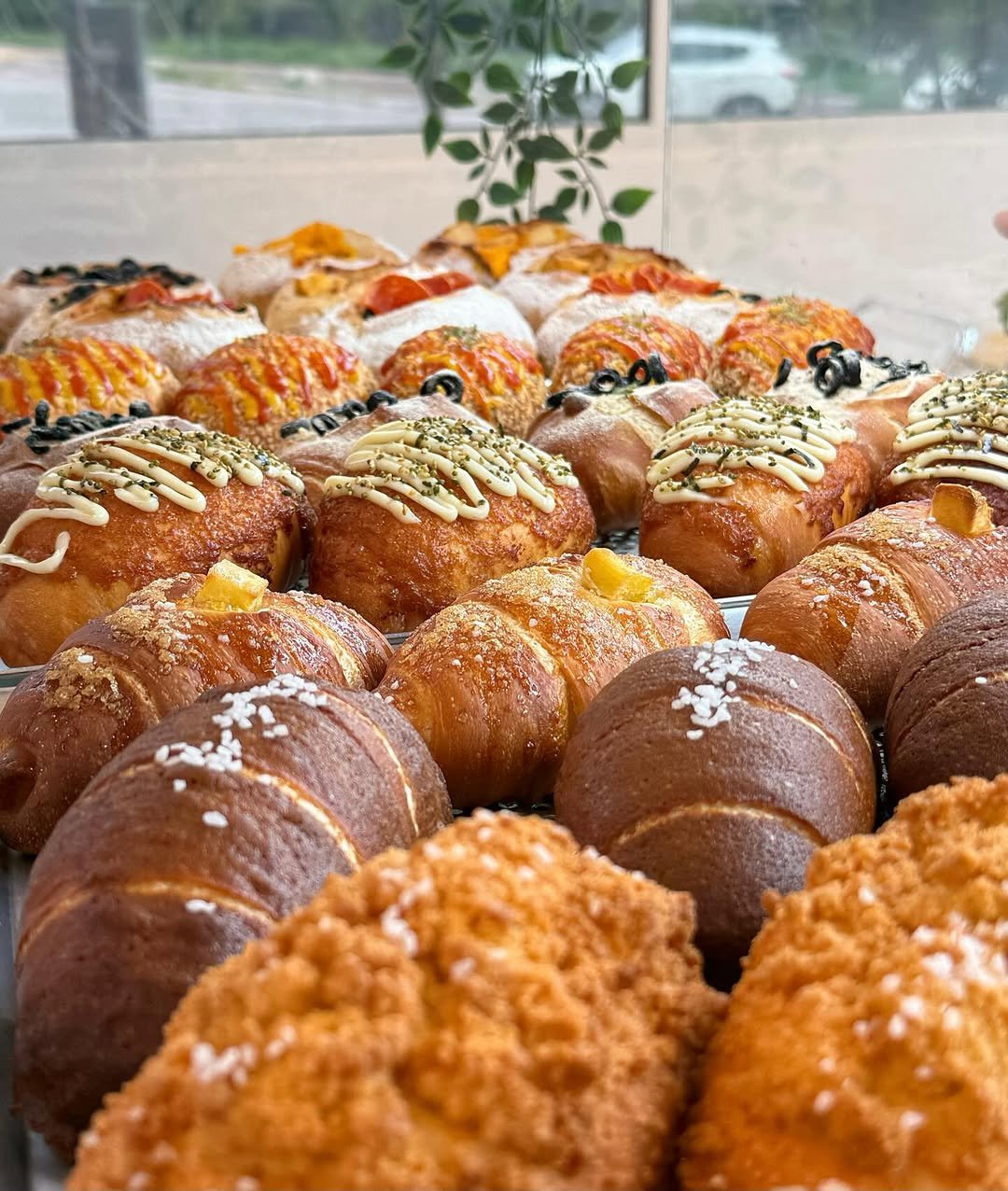 Photo by 오늘의 꾸움 / 𝘛𝘖𝘋𝘈𝘠 '𝘚 𝘋𝘙𝘌𝘈𝘔 남양읍 베이커리 맛집 on August 02, 2025. May be an image of baguette, babka and turnover.