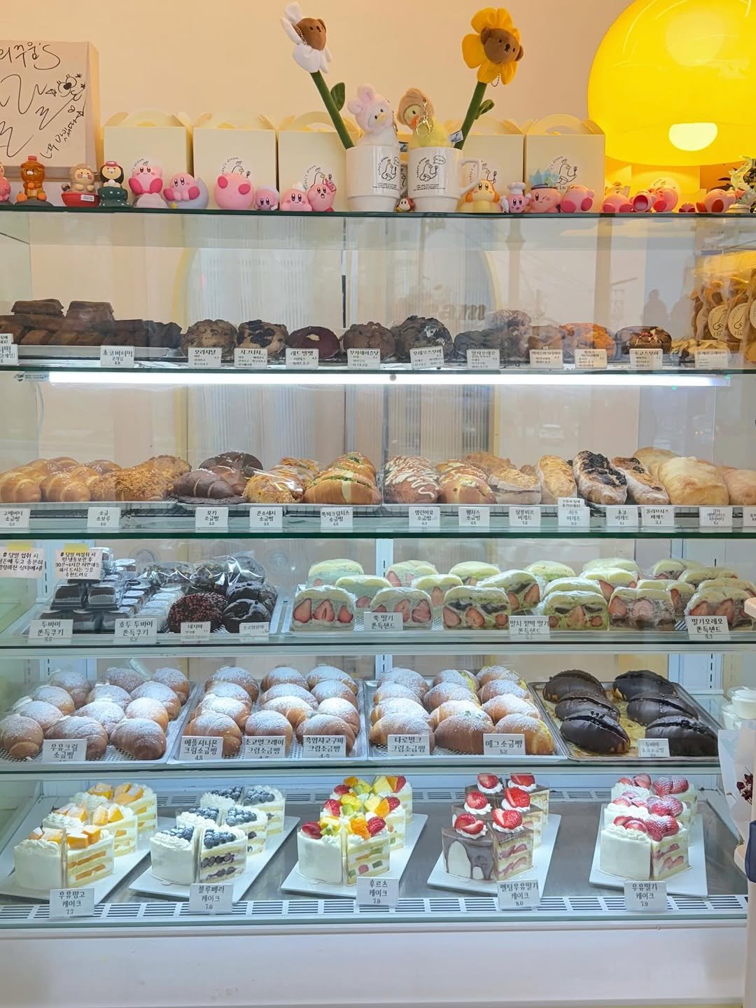Photo by 오늘의 꾸움 / 𝘛𝘖𝘋𝘈𝘠 '𝘚 𝘋𝘙𝘌𝘈𝘔  남양읍 베이커리 맛집 on April 10, 2026. May be an image of display case, eclair and text.