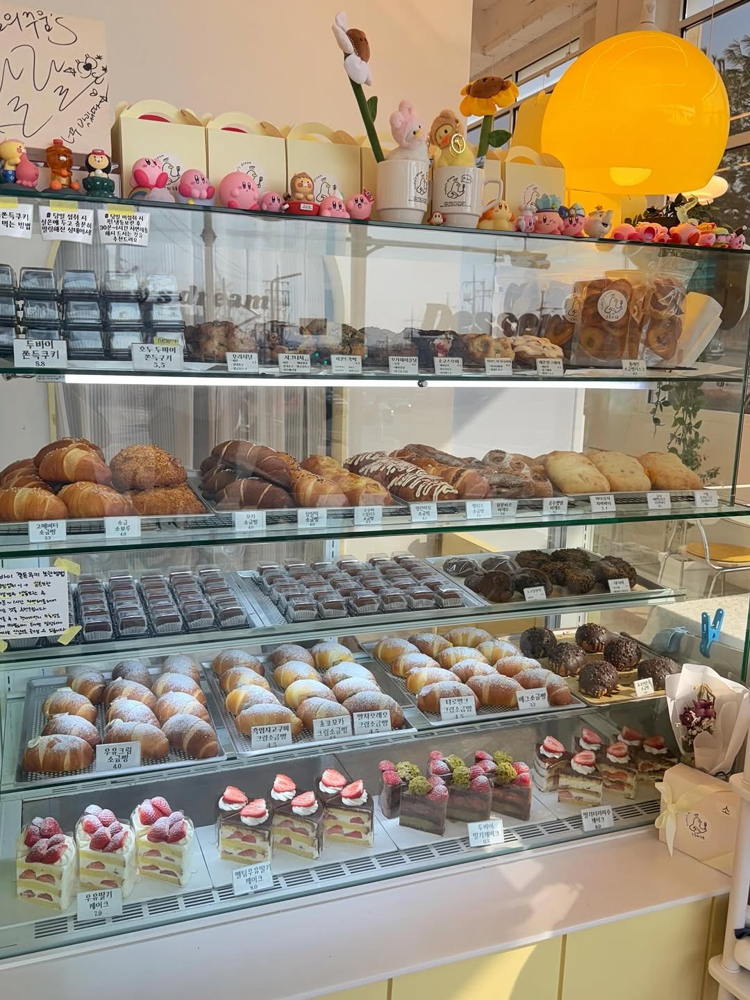 Photo by 오늘의 꾸움 / 𝘛𝘖𝘋𝘈𝘠 '𝘚 𝘋𝘙𝘌𝘈𝘔  남양읍 베이커리 맛집 on February 20, 2026. May be an image of eclair, display case and text.