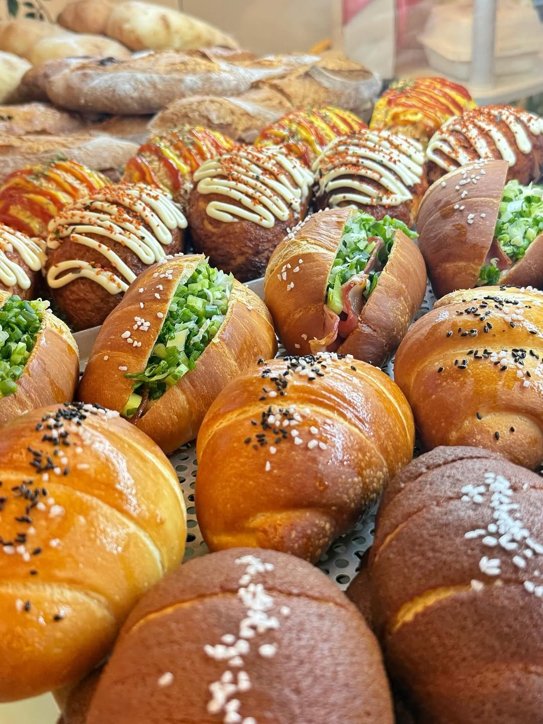 Photo by 오늘의 꾸움 / 𝘛𝘖𝘋𝘈𝘠 '𝘚 𝘋𝘙𝘌𝘈𝘔  남양읍 베이커리 맛집 on April 09, 2026. May be an image of babka, baguette, croissant, bagel, buns and text.