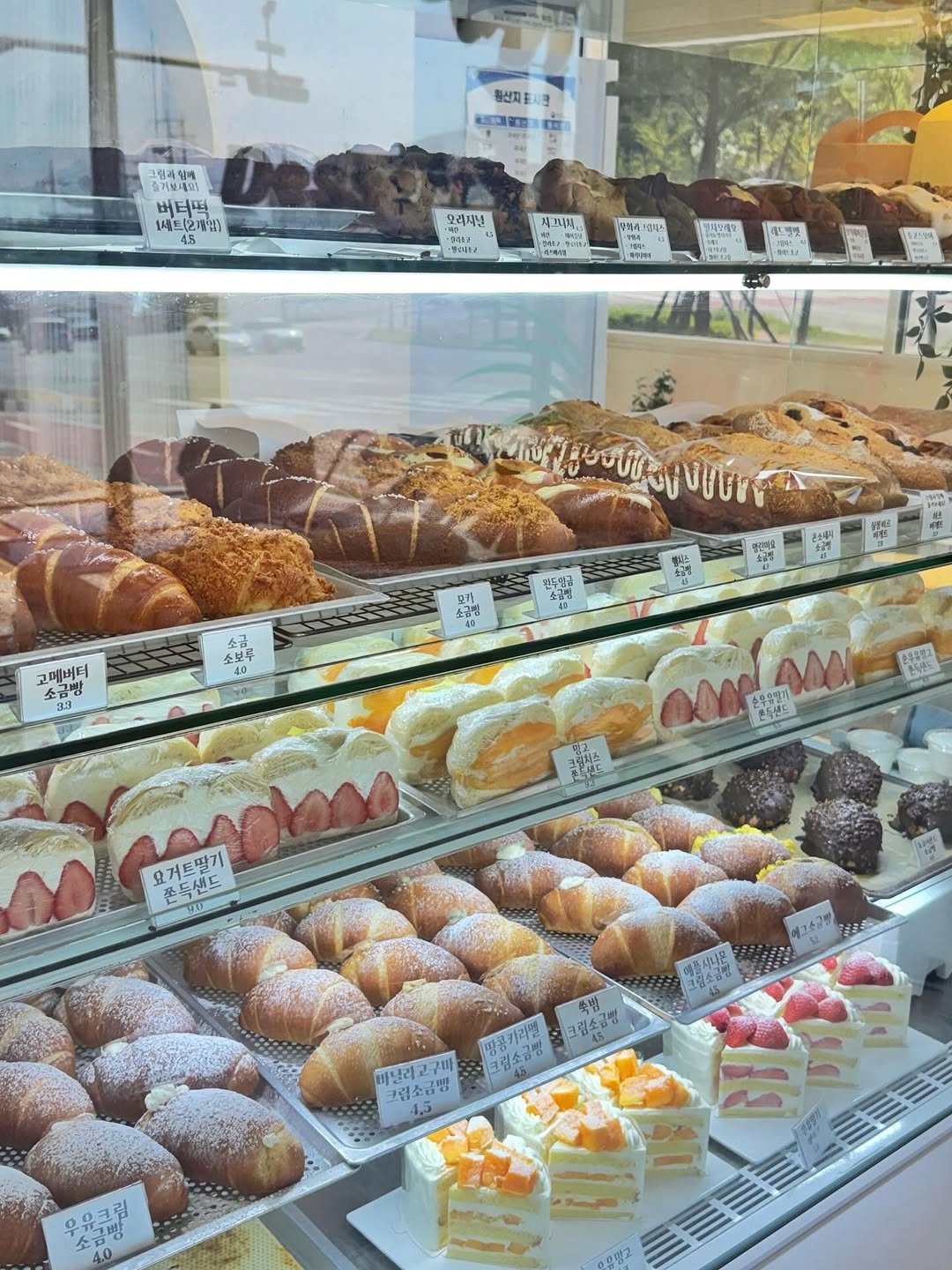 Photo by 오늘의 꾸움 / 𝘛𝘖𝘋𝘈𝘠 '𝘚 𝘋𝘙𝘌𝘈𝘔  남양읍 베이커리 맛집 on April 23, 2026. May be an image of bagel, eclair, display case and text.