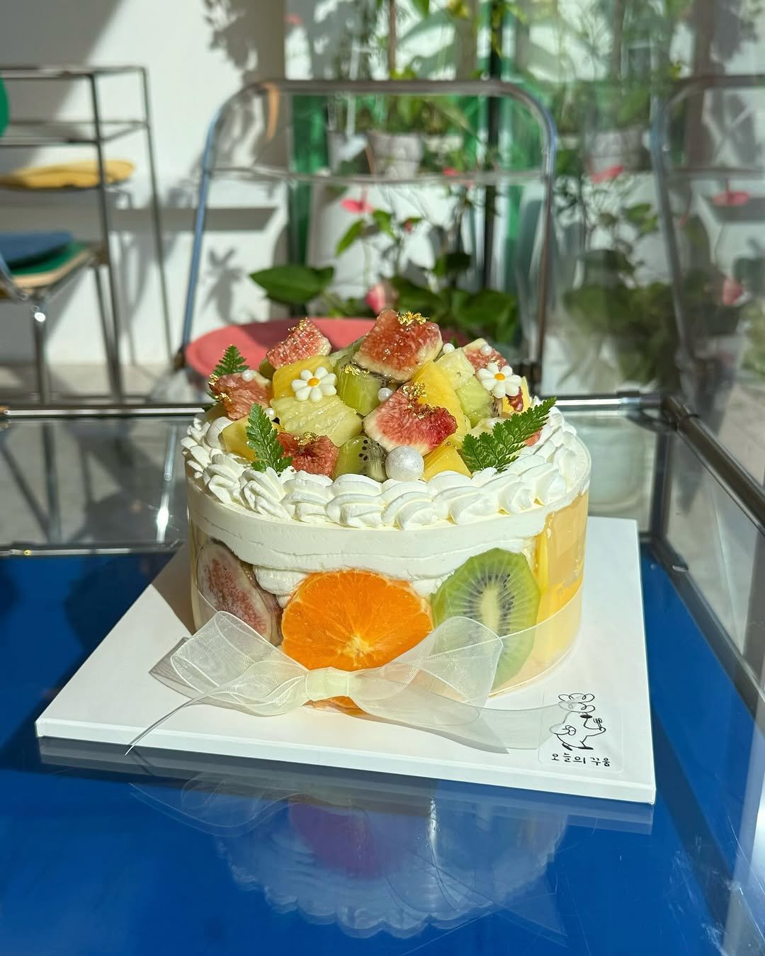 Photo by 오늘의 꾸움 / 𝘛𝘖𝘋𝘈𝘠 '𝘚 𝘋𝘙𝘌𝘈𝘔 남양읍 베이커리 맛집 on July 29, 2025. May be an image of chiffon cake and text that says '오늘의무품 우품'.