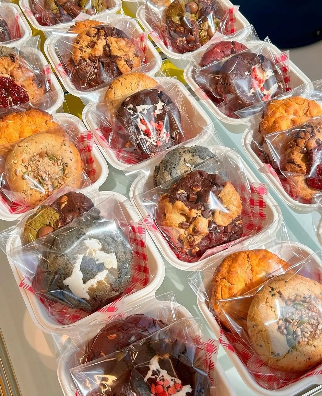 Photo by 오늘의 꾸움 / 𝘛𝘖𝘋𝘈𝘠 '𝘚 𝘋𝘙𝘌𝘈𝘔  남양읍 베이커리 맛집 on September 24, 2025. May be an image of babka, dessert, bagel, buns and text.