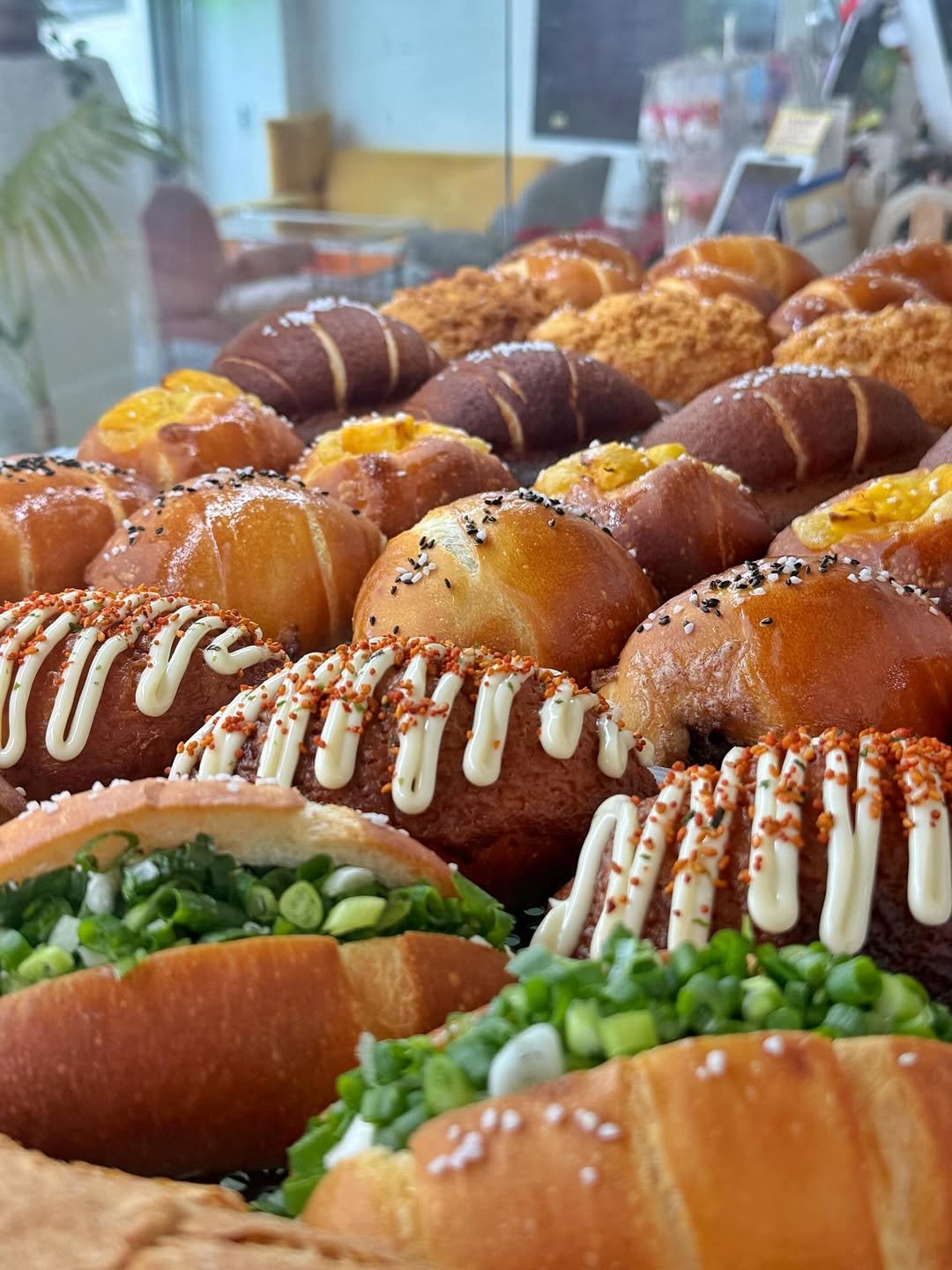 Photo by 오늘의 꾸움 / 𝘛𝘖𝘋𝘈𝘠 '𝘚 𝘋𝘙𝘌𝘈𝘔  남양읍 베이커리 맛집 on April 22, 2026. May be an image of babka, baguette, sandwich, croissant, bagel, buns and text.