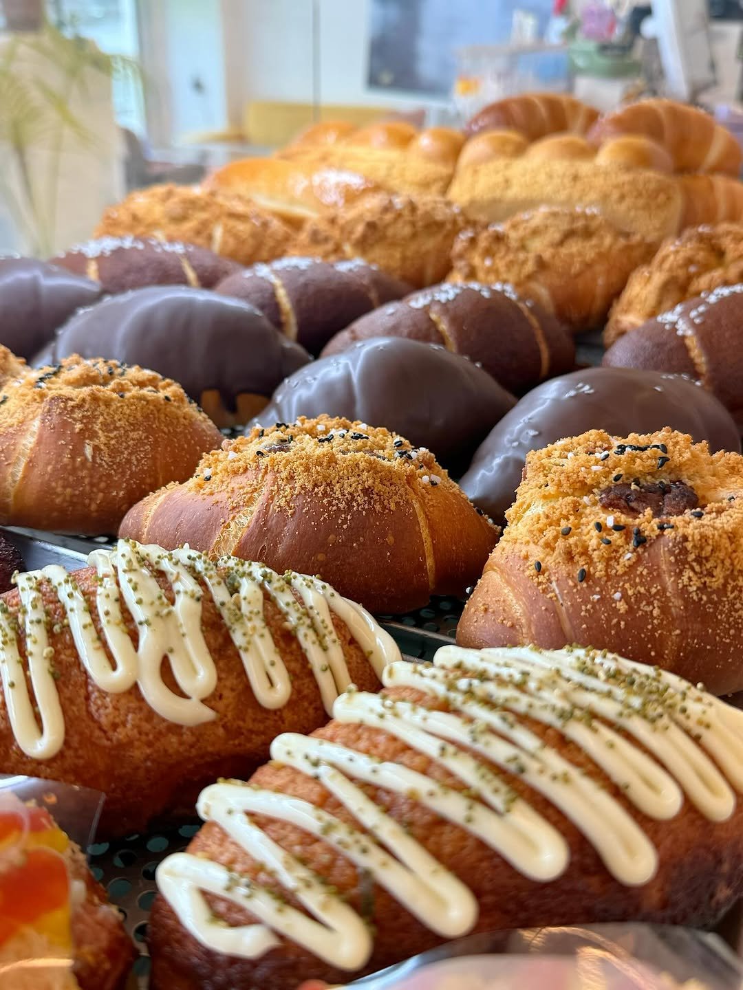 Photo by 오늘의 꾸움 / 𝘛𝘖𝘋𝘈𝘠 '𝘚 𝘋𝘙𝘌𝘈𝘔  남양읍 베이커리 맛집 on September 17, 2025. May be an image of babka, cinnamon roll, bagel, croissant and text.