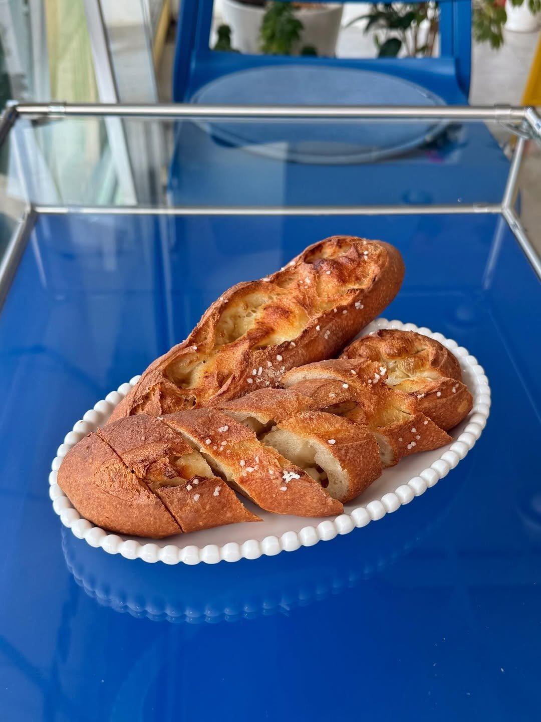 Photo by 오늘의 꾸움 / 𝘛𝘖𝘋𝘈𝘠 '𝘚 𝘋𝘙𝘌𝘈𝘔  남양읍 베이커리 맛집 on February 10, 2026. May be an image of babka, baguette, turnover, pretzel, croissant and text.