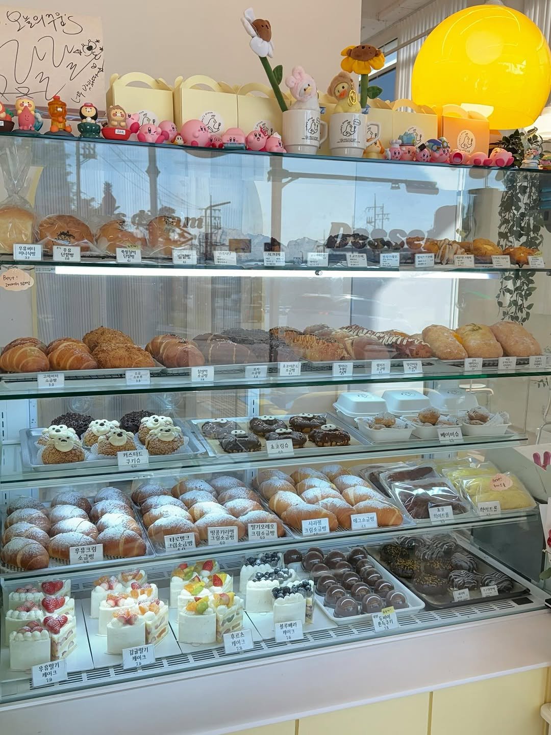 Photo by 오늘의 꾸움 / 𝘛𝘖𝘋𝘈𝘠 '𝘚 𝘋𝘙𝘌𝘈𝘔  남양읍 베이커리 맛집 on November 14, 2025. May be an image of display case, bagel, eclair and text.