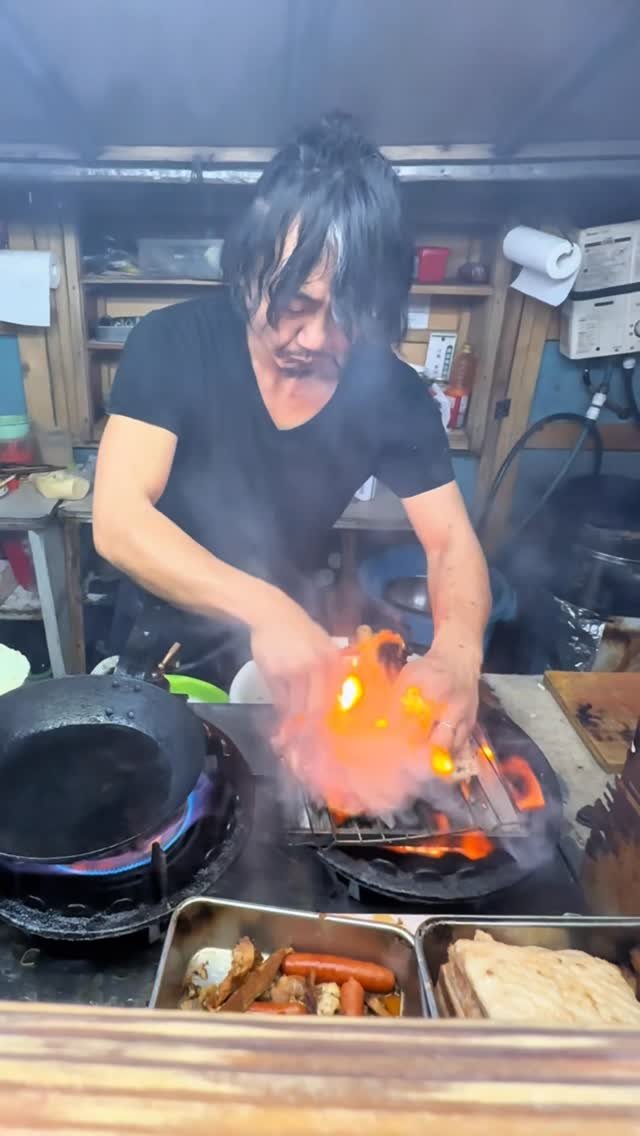 tokyo_highcosper_gourmet 게시물 이미지: 日本一早いワンオペ炎の料理人
おばあちゃんの屋台を引き継ぎ
ひとり火の前に立ち続けている屋台
...
