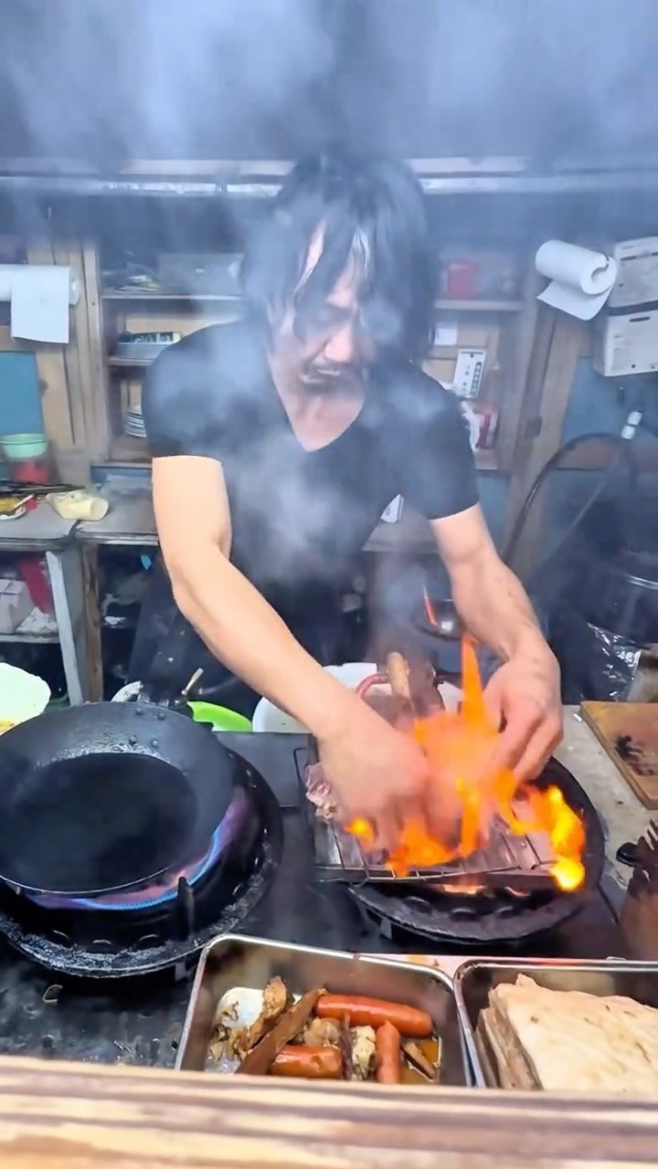 tokyo_highcosper_gourmet 게시물 이미지: 日本一早いワンオペ炎の料理人
おばあちゃんの屋台を引き継ぎ
ひとり火の前に立ち続けている屋台
...