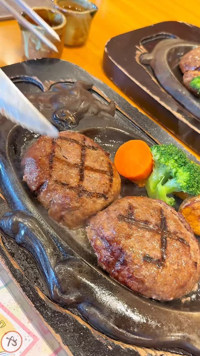 tokyo_highcosper_gourmet 게시물 이미지: 日本一並ぶハンバーグ屋

目の前で真っ二つにカットされる
げんこつハンバーグはジュワッと溢れる...