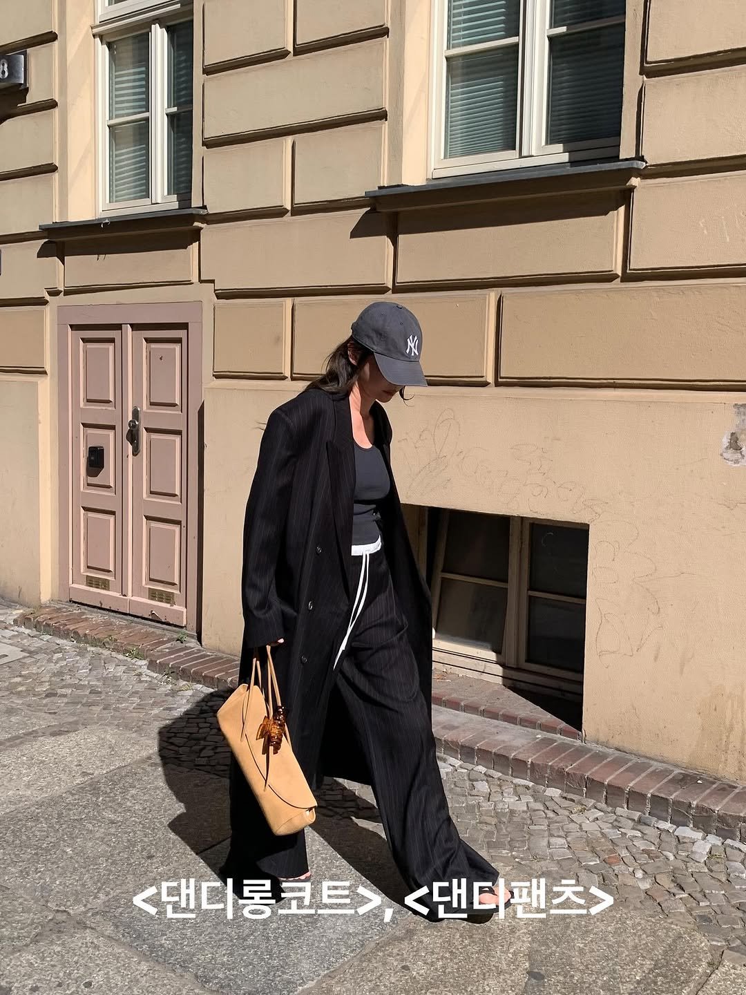 Photo by 톰걸 TOMGIRL on September 23, 2025. May be an image of 1 person, overcoat, duffle coat, street and text that says '風 <댄다롱코트>, <댄디롱코트>,<댄디팬츠> <댄다팬츠> 팬츠>'.