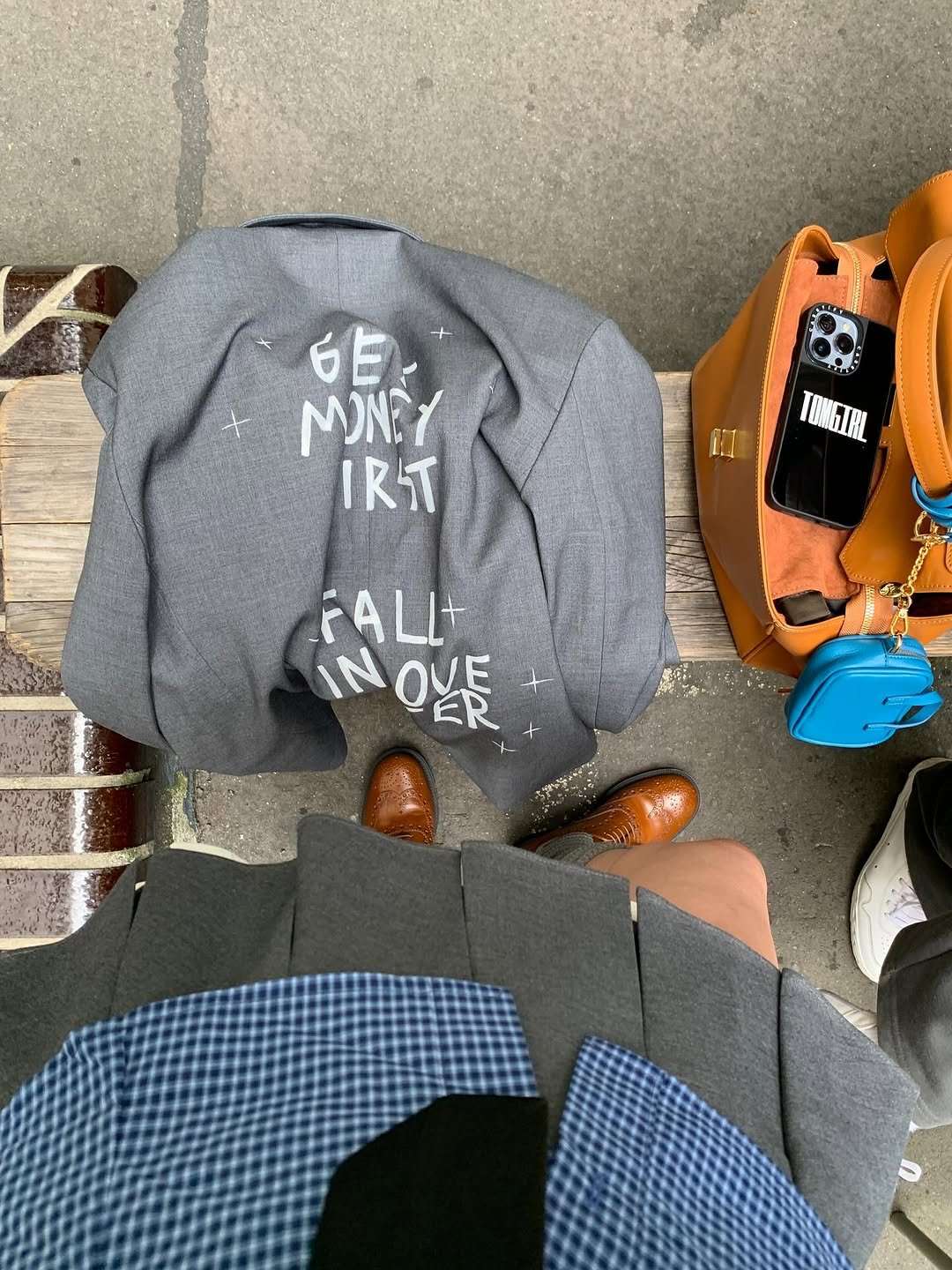 Photo by 톰걸 TOMGIRL on September 18, 2025. May be an image of 1 person, wingtip shoes, overcoat, suit, duffle coat and text that says '6÷ 6 MONEY IRT MI TONGIRL FALL+ IN INOVI ዐሃቹ ER'.