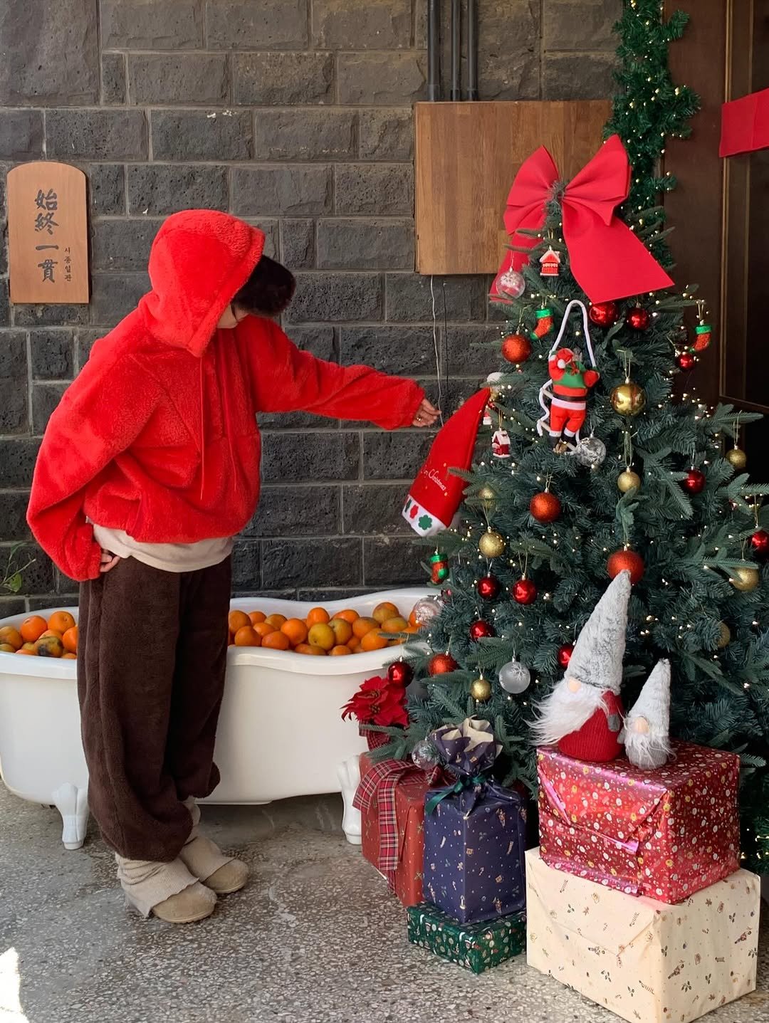 Photo by 톰걸 TOMGIRL on December 14, 2025. May be an image of fruit, christmas tree, snowman and text that says '絵 終 - 貴'.