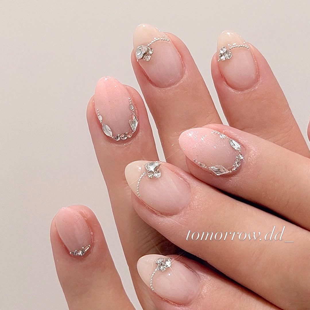 네일아트 nail nailart 겨울네일 예쁜네일 웨딩네일추천 심플네일 신부네일 여성스러운네일 nailstagram 깔끔한네일 화려한네일 weddingnail  압구정로데오네일 강남네일 손톱연장전문 ネイルアート きらきらネイル シロップネイル