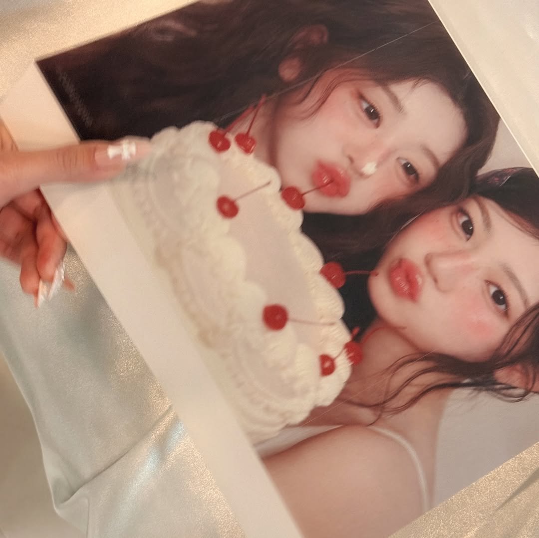 Photo shared by 내일디디 🤍 압구정로데오네일 | 웨딩네일 . 손톱연장 . 전문 on March 27, 2026 tagging @____uzaa, and @rozipique. May be an image of text.