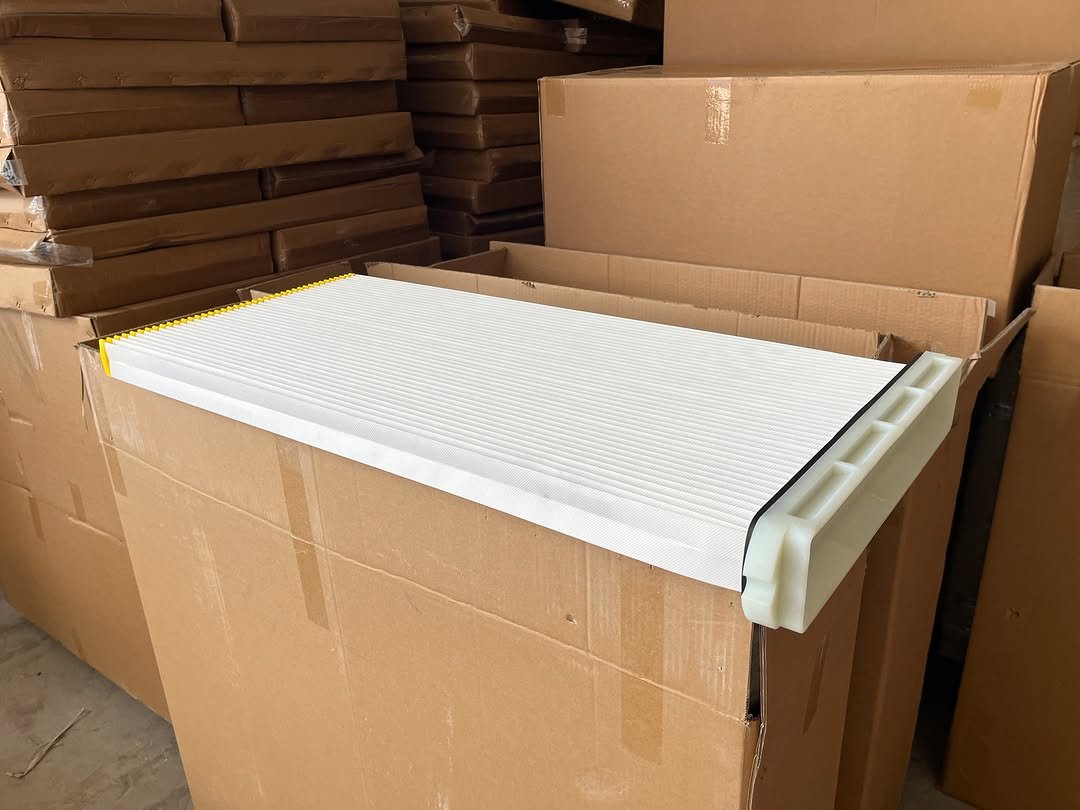 Photo by TongJinJin on April 15, 2026. May be an image of air conditioner, carton, rack and text.