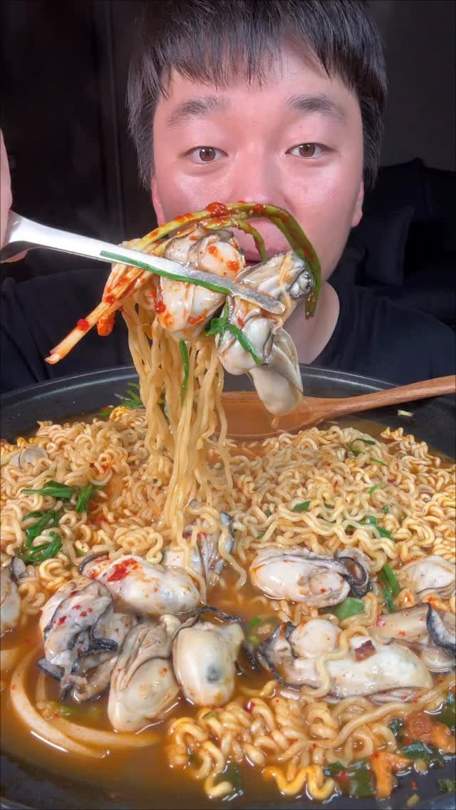 tongsusan_ceo 게시물 이미지: 🍜굴라면 먹방
오늘은 굴라면을 한 번 끓여 먹어 보았습니다

잘 밤에 라면만으로도...