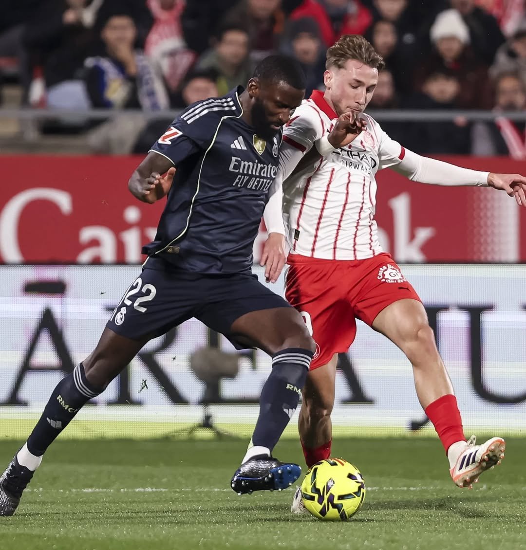 Photo by Antonio Rüdiger on December 01, 2025. May be an image of ‎football, soccer, stadium and ‎text that says '‎THA Emirates FLI FLYBETTE ai دزر 22 తజనవప్ I RM‎'‎‎.