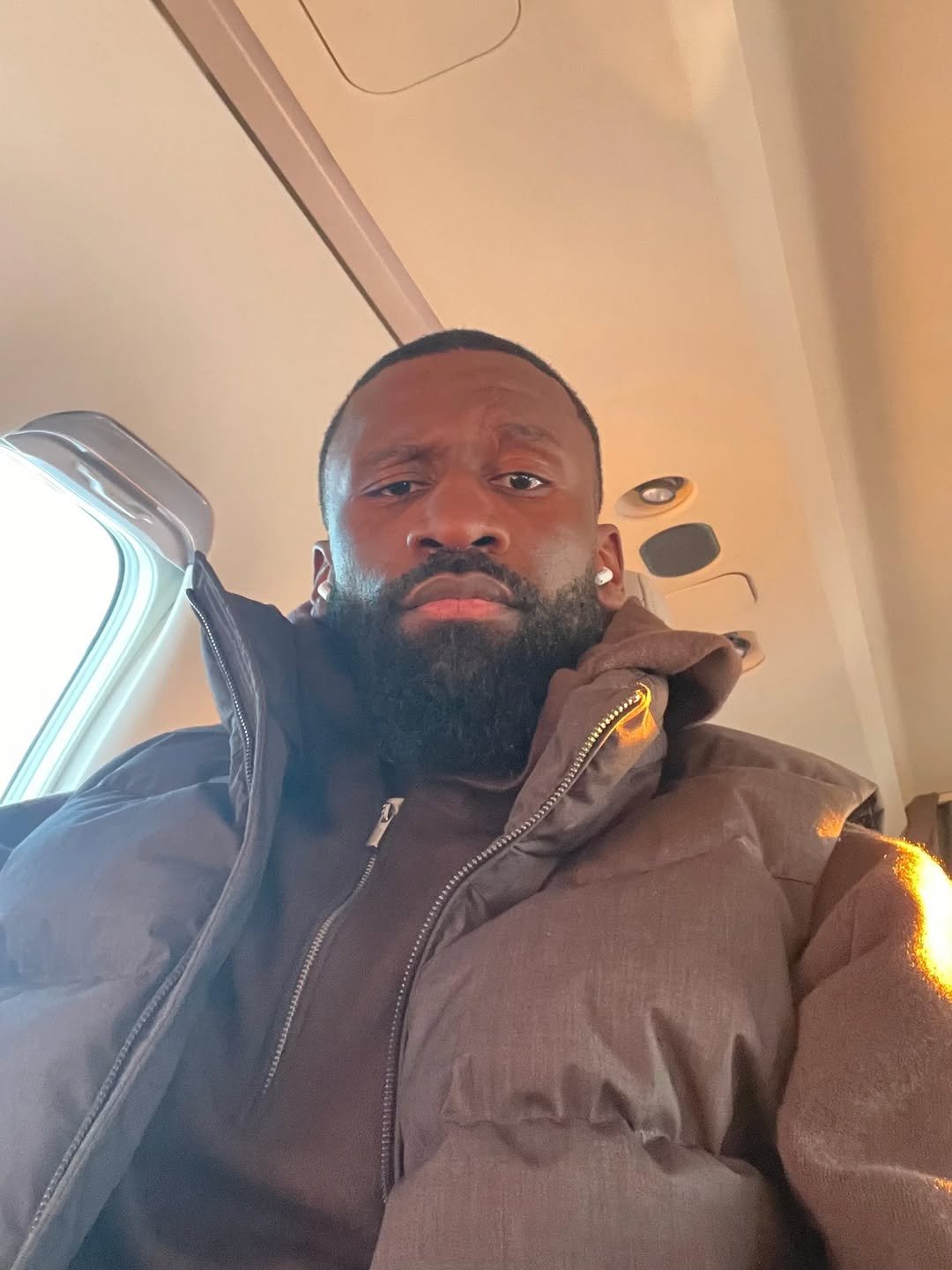 Photo by Antonio Rüdiger on April 01, 2026. May be a selfie of one or more people, beard, goosedown coat, jacket, parka and text.