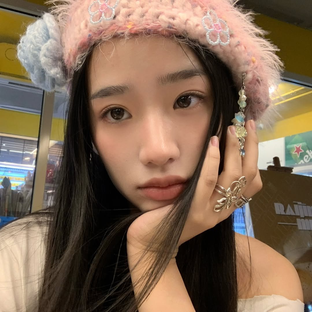 Photo by ตู / t u on December 06, 2025. May be a selfie of one or more people, hair, hat, beret and text.