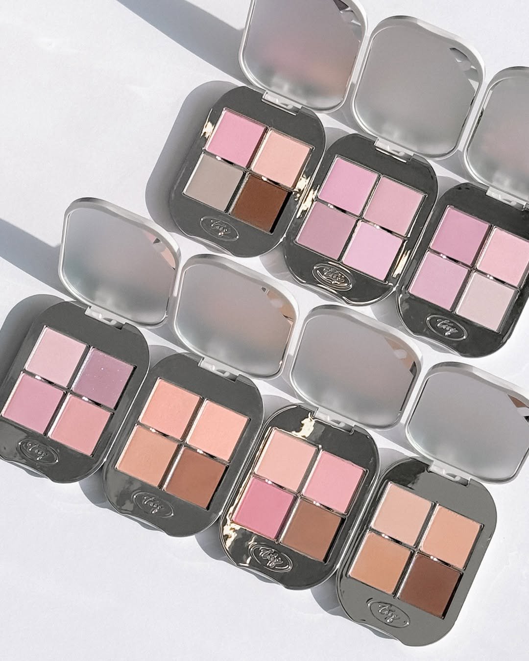 Photo by Deep as if indifferent, Tooq 투크 on November 25, 2025. May be an image of one or more people, makeup, pallette and text.