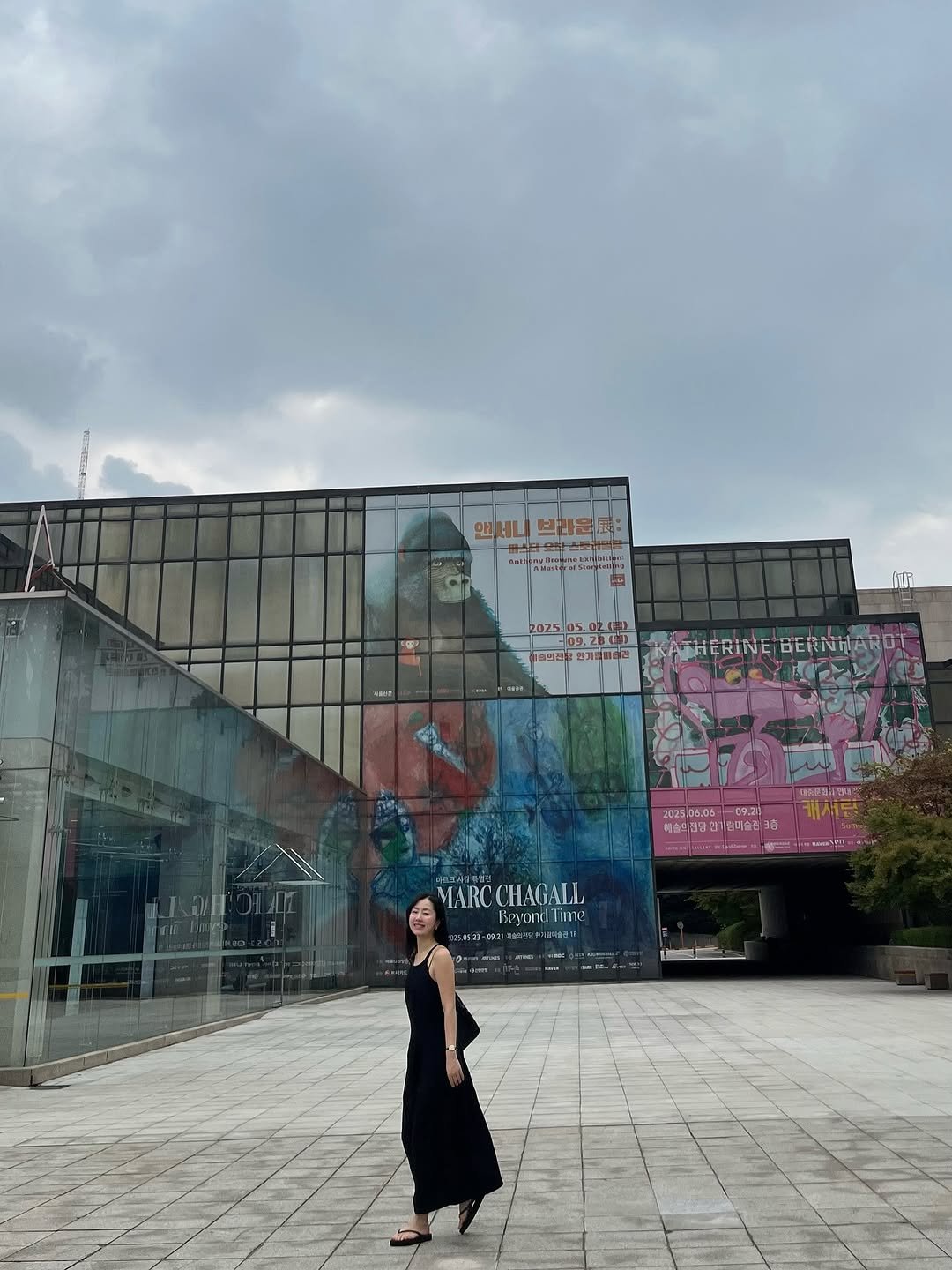 Photo by 치과의사 이은영 on August 24, 2025. May be an image of 2 people, people practicing yoga, people dancing and text.