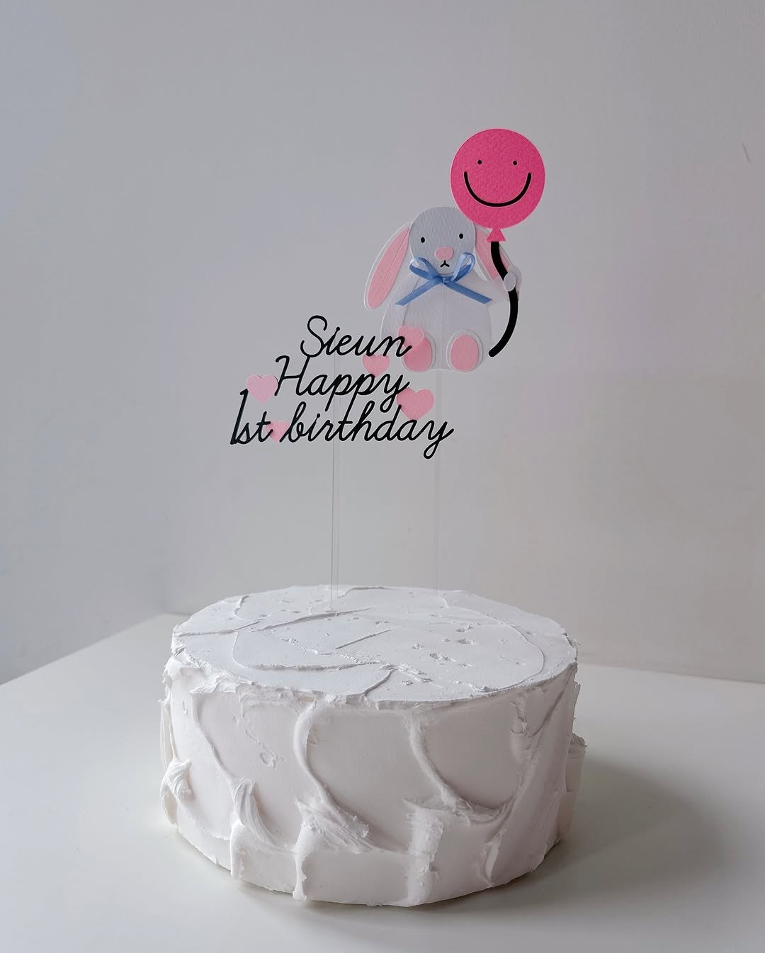 Photo by 토핑토퍼 최영은 | 플라워토퍼•토퍼클래스[온/오프라인] on August 18, 2025. May be an image of wedding cake, whipped cream and text that says 'Sieun ht st birthday Happy'.