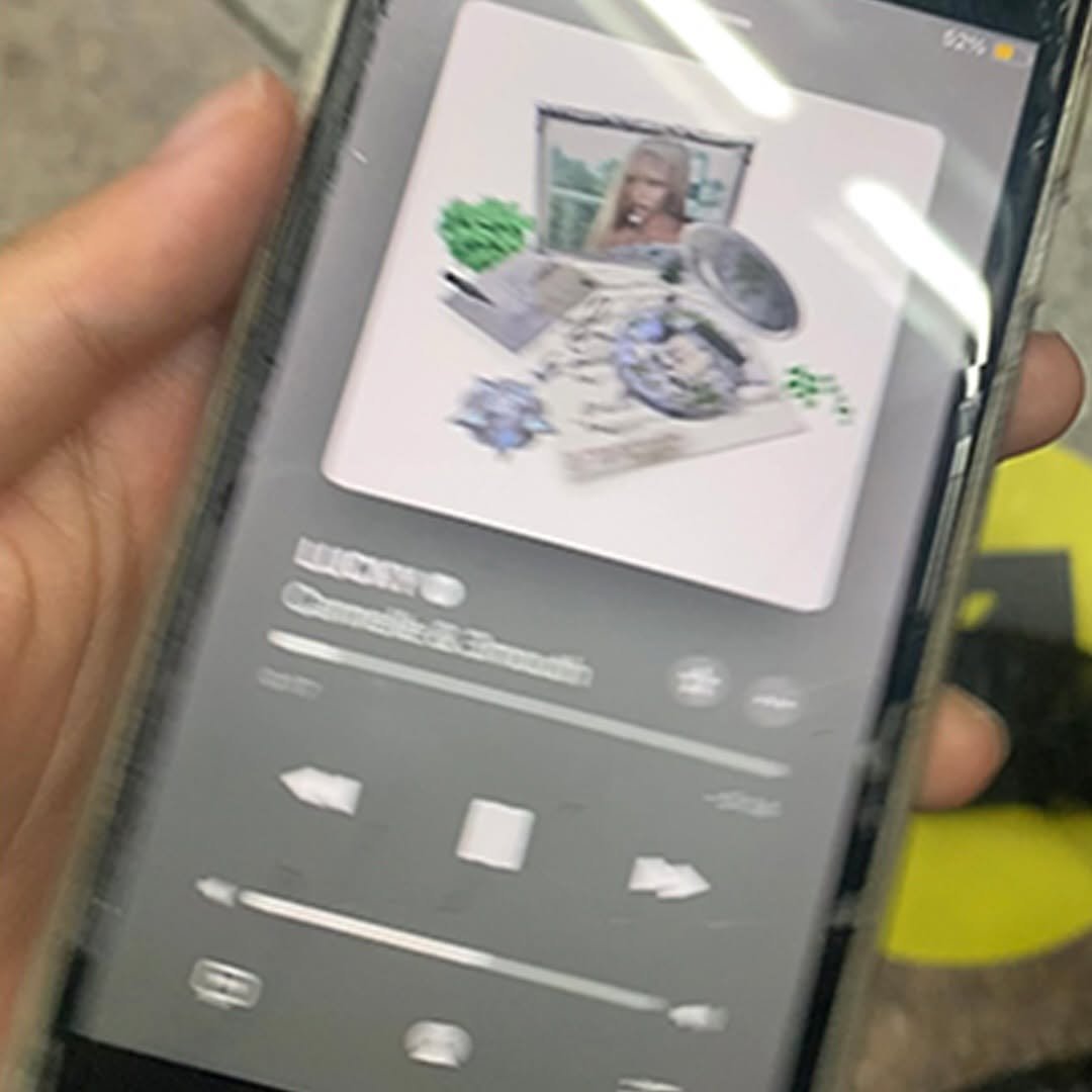 Photo by 탑스터 on September 01, 2025. May be an image of 1 person, phone, digital audio player, screen, portable cassette player, tablet and text.