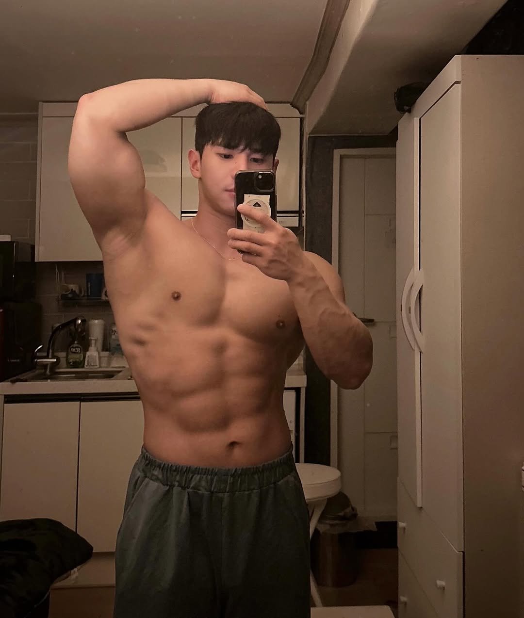 Photo by 밥토리 on July 18, 2025. May be a selfie of 1 person, biceps, body building and text.