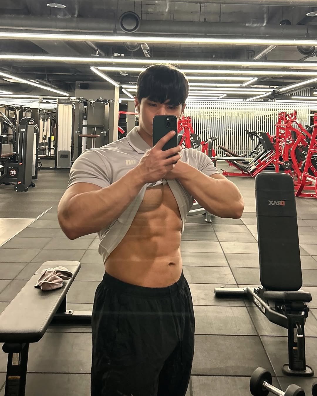 tori_bob 게시물 이미지: 습관성 배 까보기