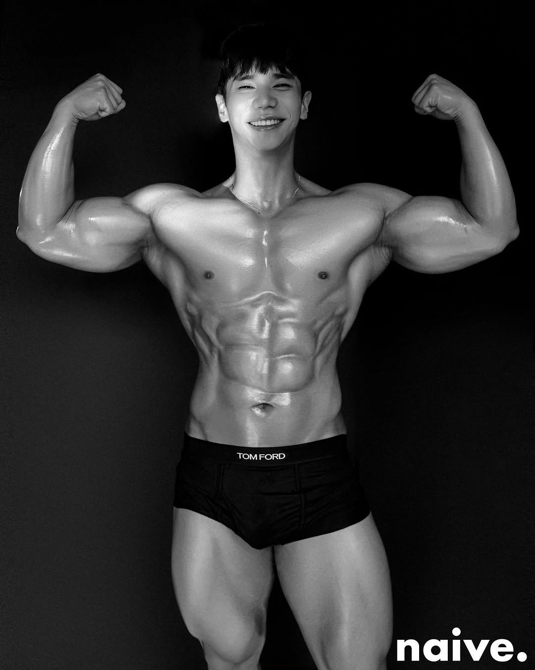 Photo by 밥토리 on November 15, 2025. May be an image of one or more people, biceps, people bodybuilding and text that says 'TOMFORD TOM ORD TOMFORD naive.'.