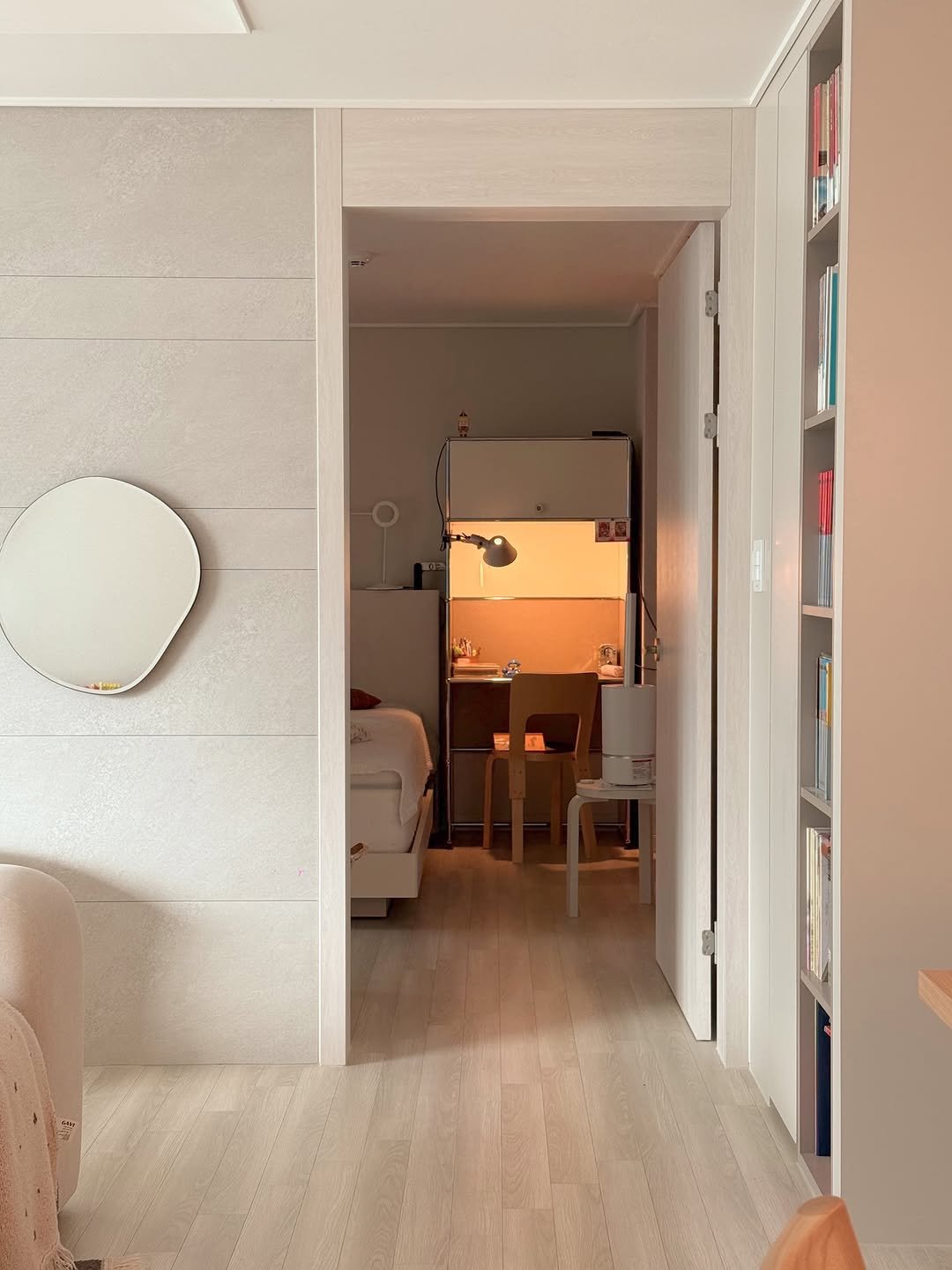 Photo by 또또야 | 취향이 담긴 오피스 on December 23, 2025. May be an image of indoors, bedroom, sliding door and text.