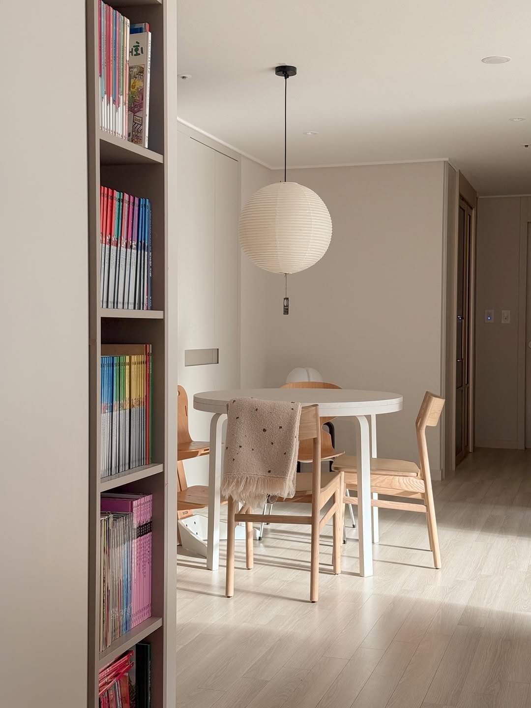 Photo by 또또야 | 취향이 담긴 오피스 on December 19, 2025. May be an image of dining table, indoors and text.