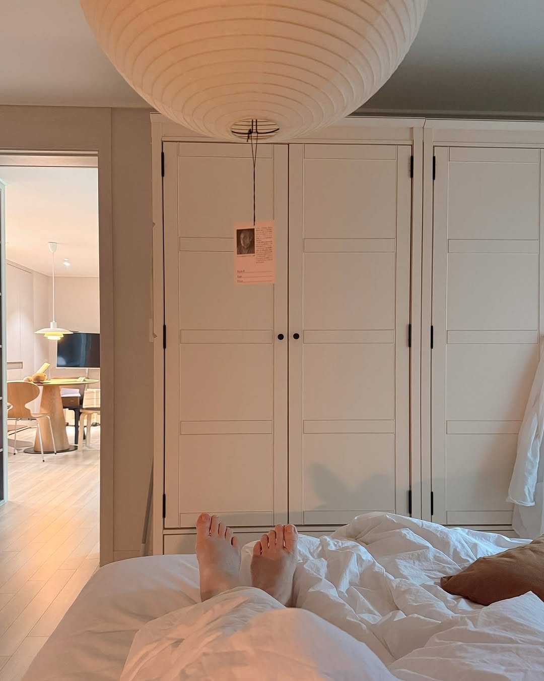 Photo by 또또야's 풍요로운 일상 | 집순이라 집에서 돈 벌어요 on July 25, 2025. May be an image of mosquito net, armoire, bed, lamp, mattress, indoors, bedroom and text.