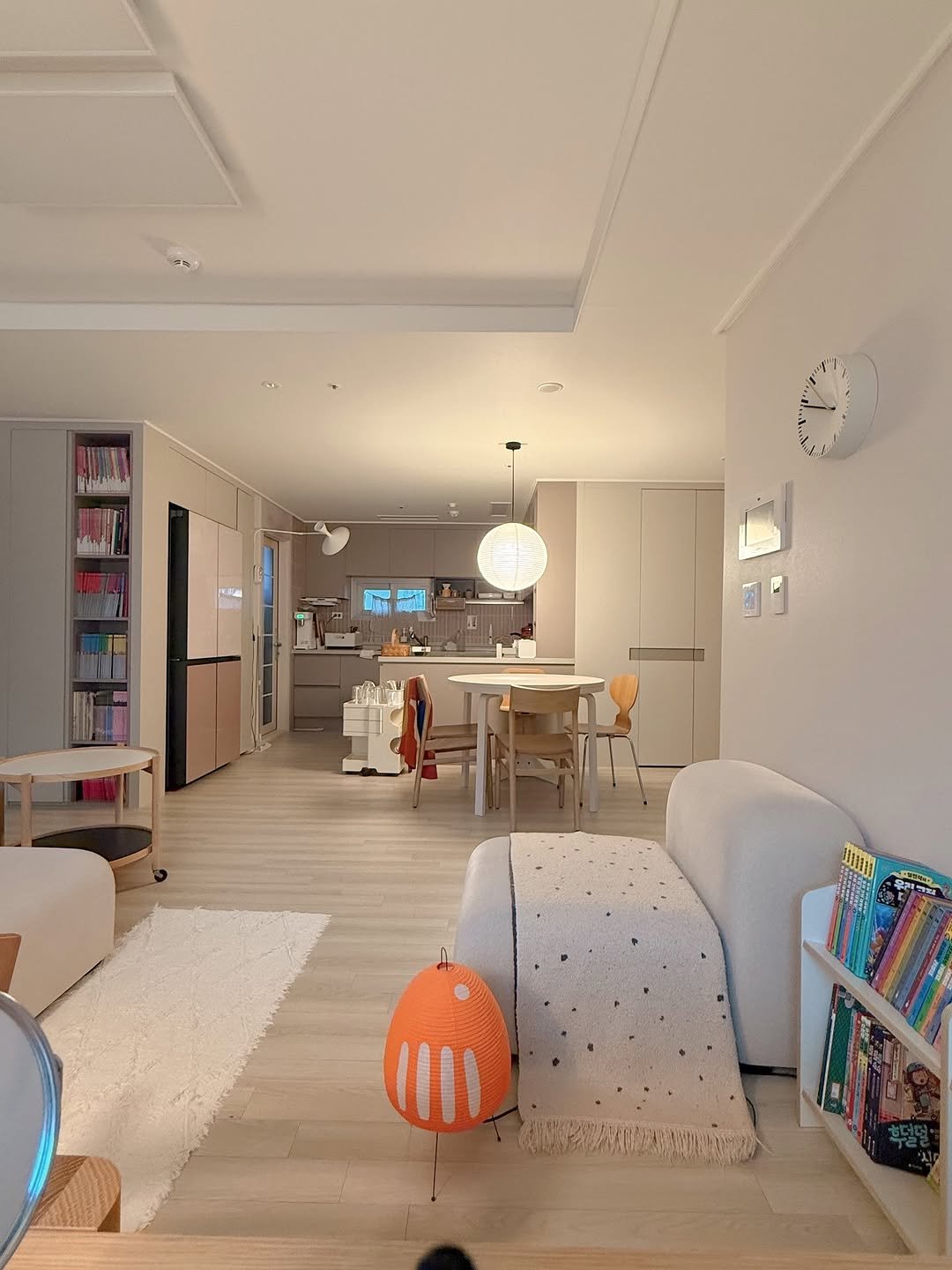 Photo by 또또야 | 취향이 담긴 오피스 on December 15, 2025. May be an image of living room, indoors and text.