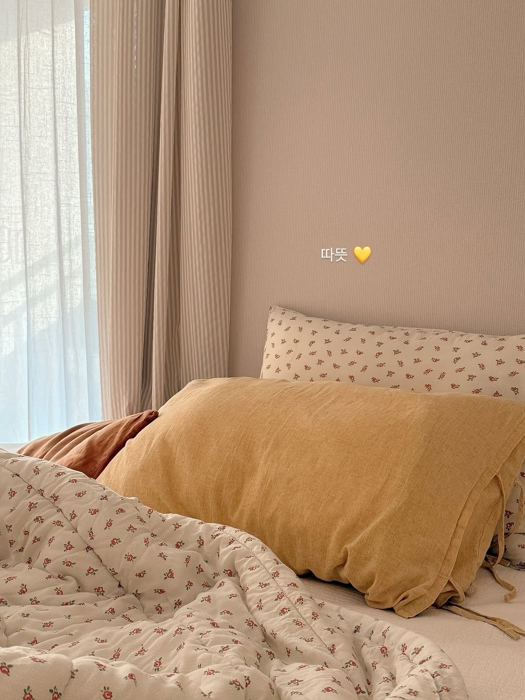 Photo by 또또야's 풍요로운 일상 | 집순이라 집에서 돈 벌어요 on October 29, 2025. May be an image of bed, headboard, mattress, bedroom, indoors and text.