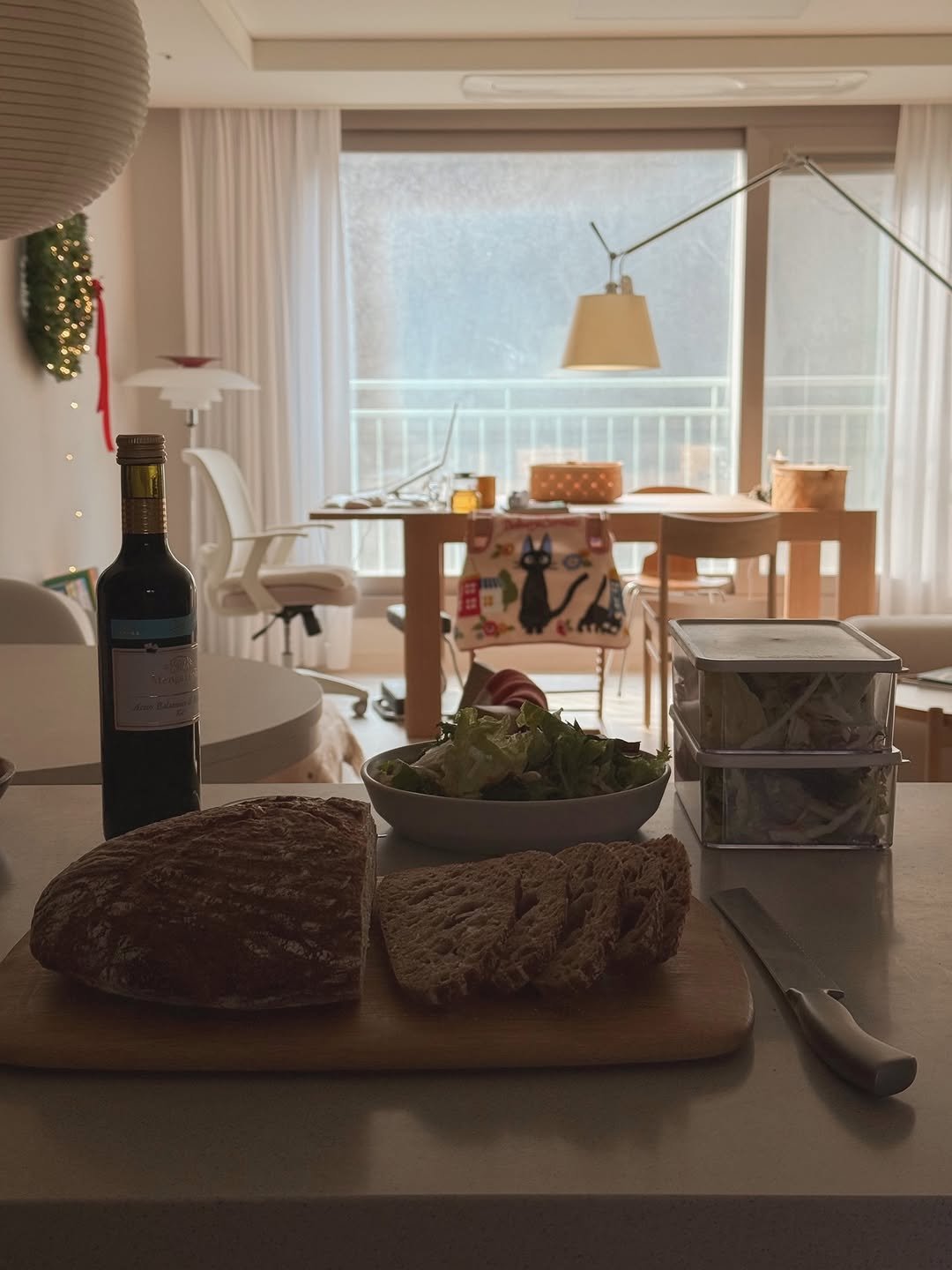 Photo by 또또야 | 취향이 담긴 오피스 on December 16, 2025. May be an image of baguette, rye bread, toast and text.