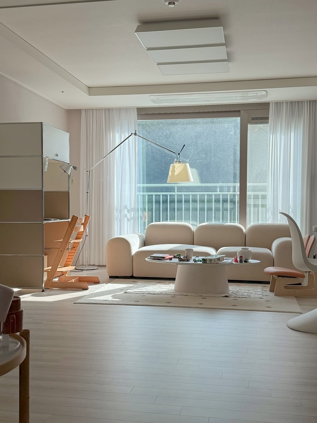 Photo by 또또야's 풍요로운 일상 | 집순이라 집에서 돈 벌어요 on October 01, 2025. May be an image of lighting, sofa, armchair, carpet, chaise lounge, living room, indoors, bedroom and text.