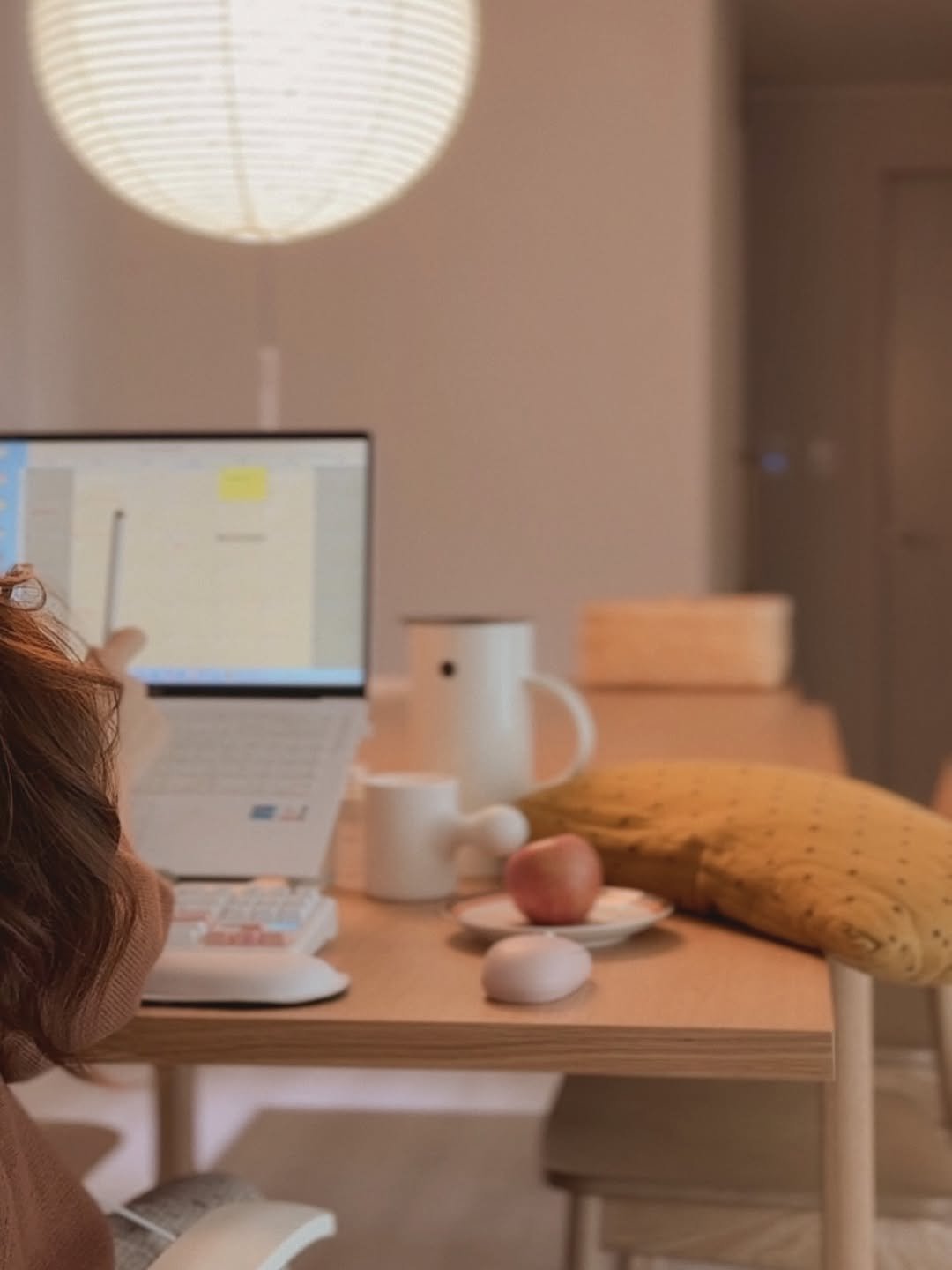 Photo by 또또야 | 취향이 담긴 오피스 on December 21, 2025. May be an image of studying, lamp, bureau, computer keyboard, desk, office and text.