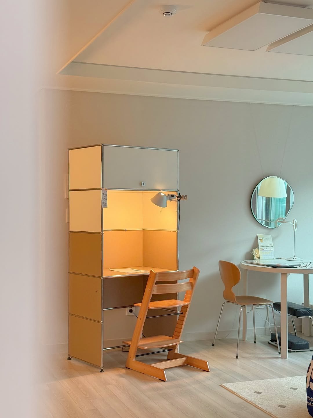Photo by 또또야's 풍요로운 일상 | 집순이라 집에서 돈 벌어요 on September 27, 2025. May be an image of sink, lighting, mirror, bureau, indoors and text.