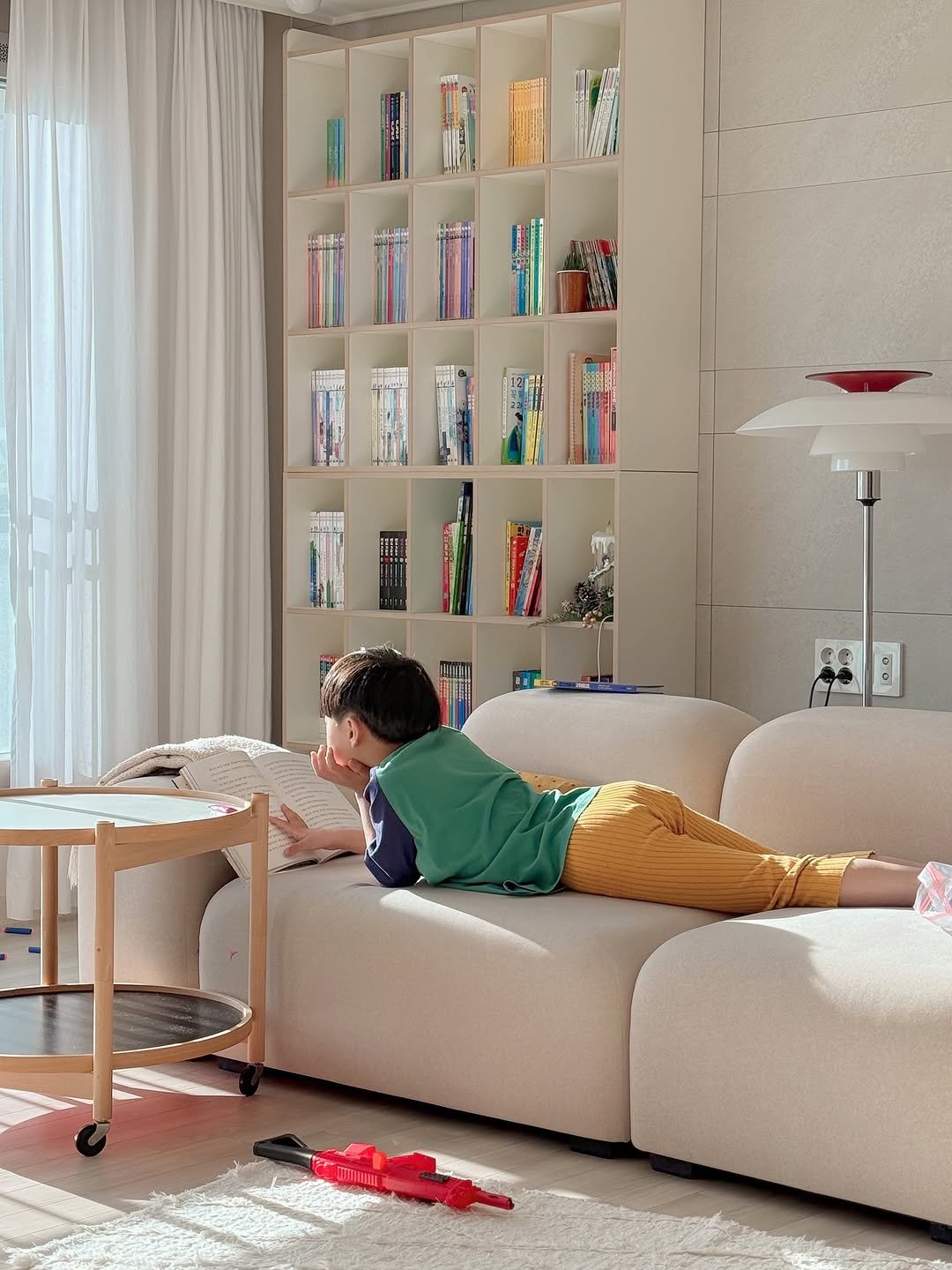 Photo by 또또야 | 취향이 담긴 오피스 on December 21, 2025. May be an image of sofa, armchair, chaise lounge, living room, indoors and text.